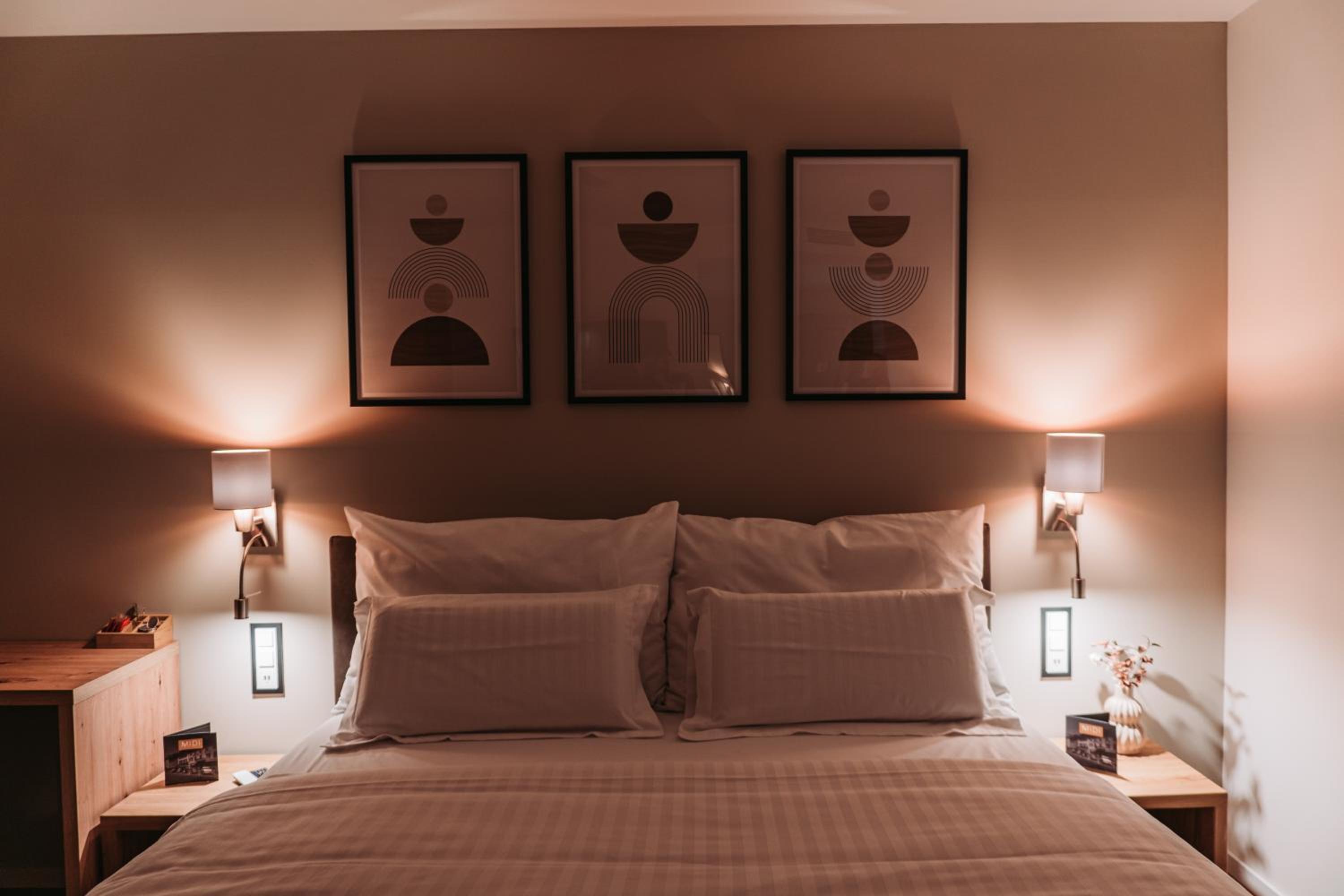 Deluxe Queen Suite