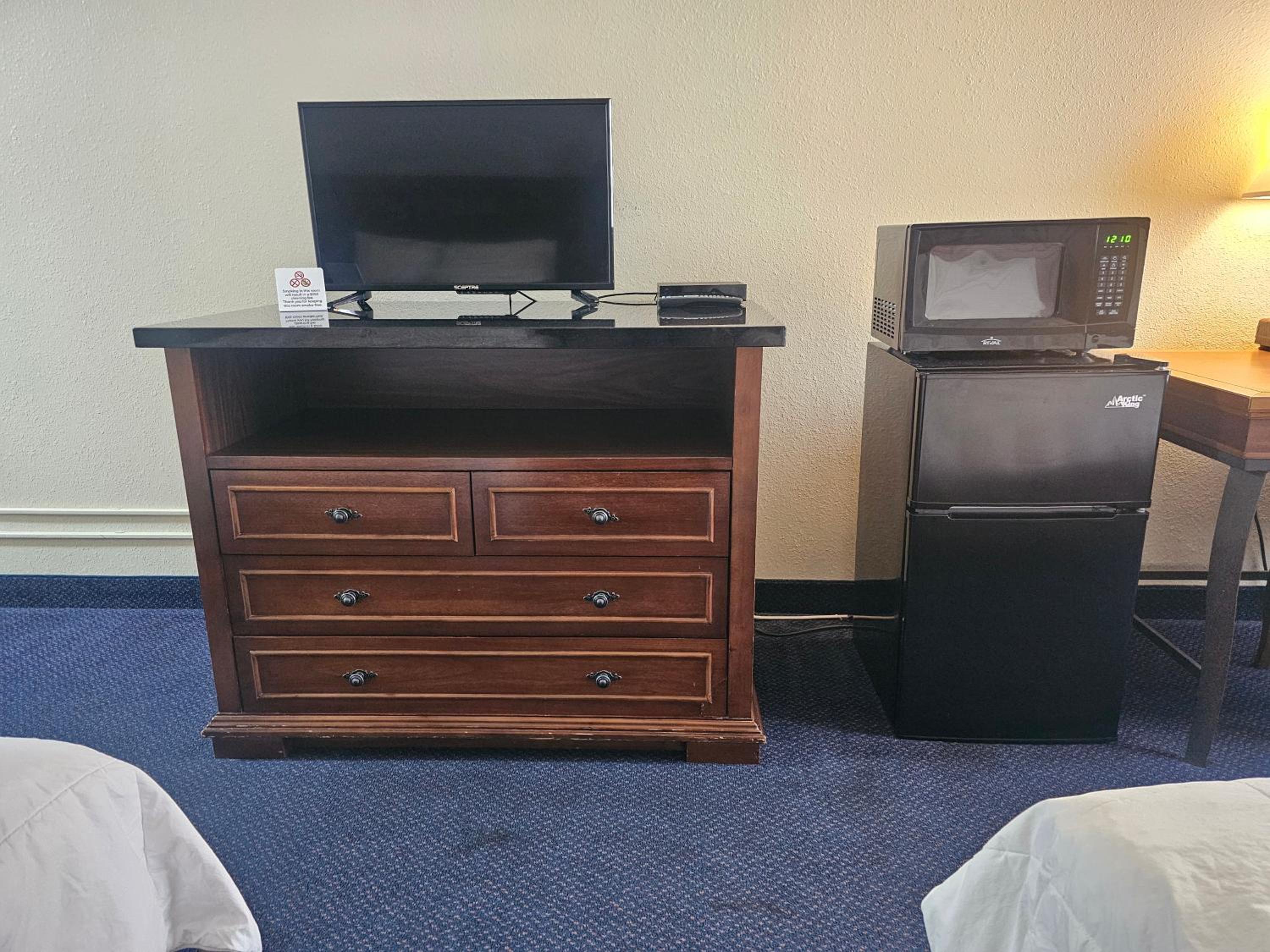 Deluxe Queen Room with Two Queen Beds - Photo 3