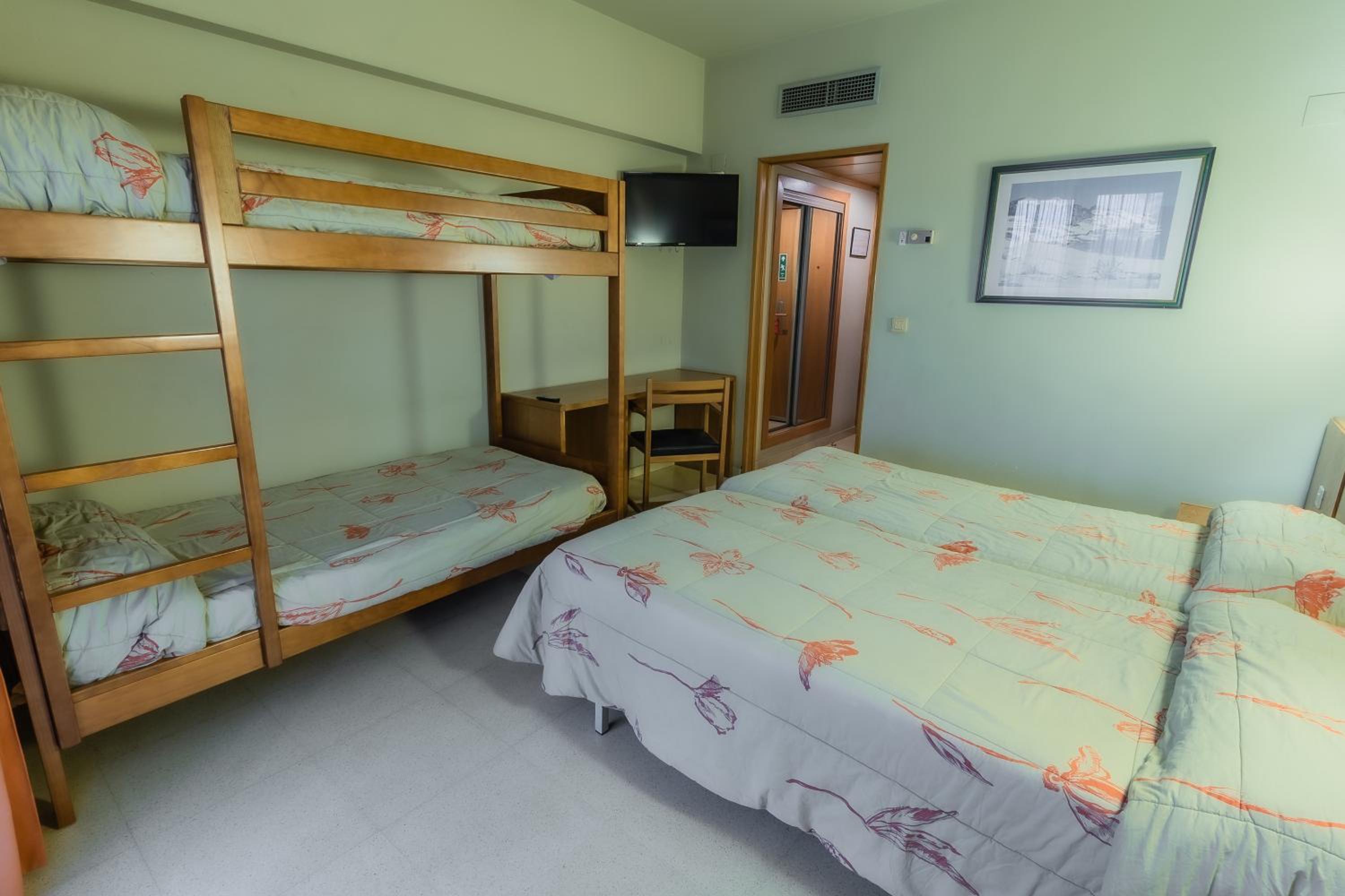 Quadruple Room - Photo 13
