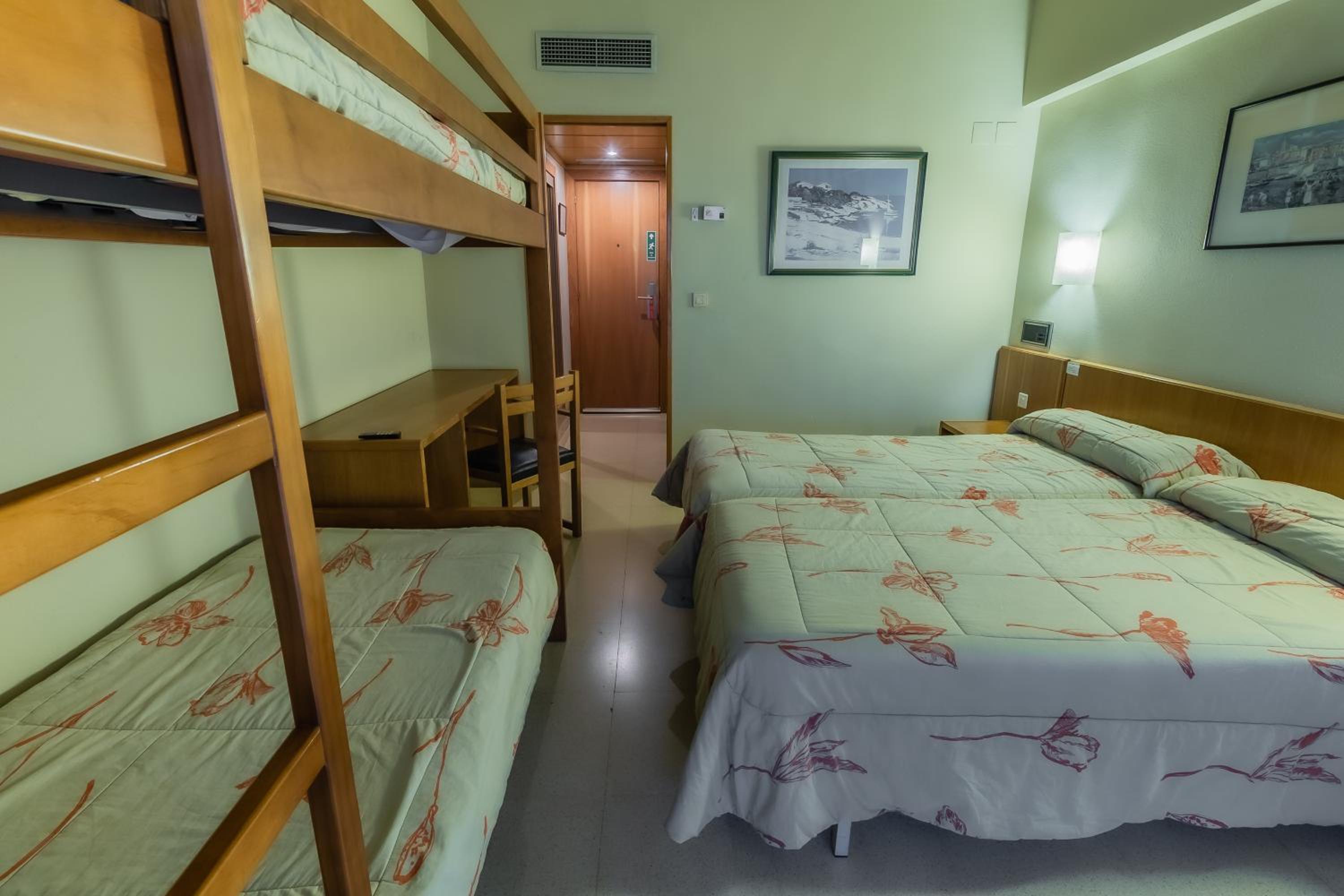 Quadruple Room - Photo 1