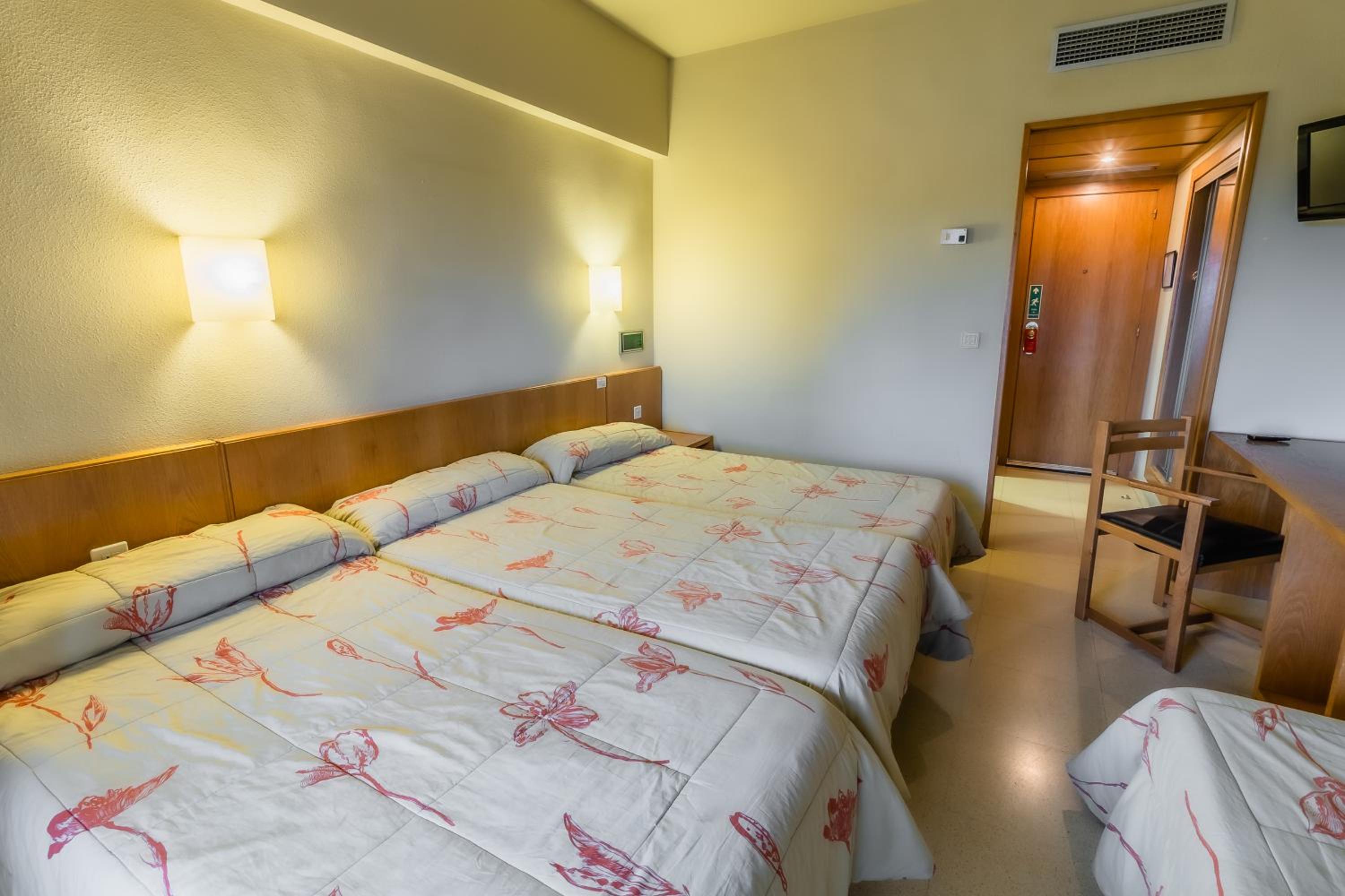Quadruple Room - Photo 9