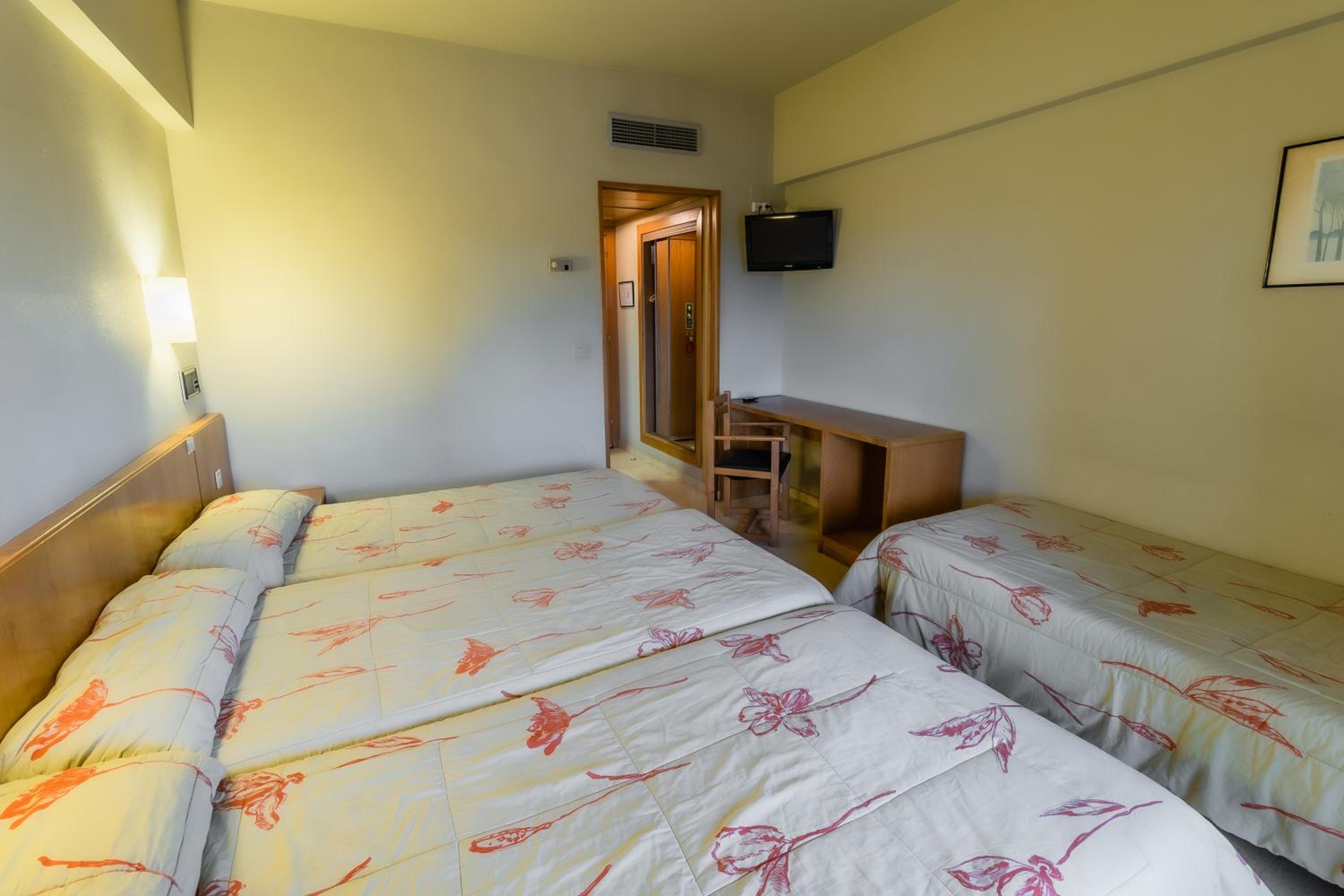Quadruple Room - Photo 10