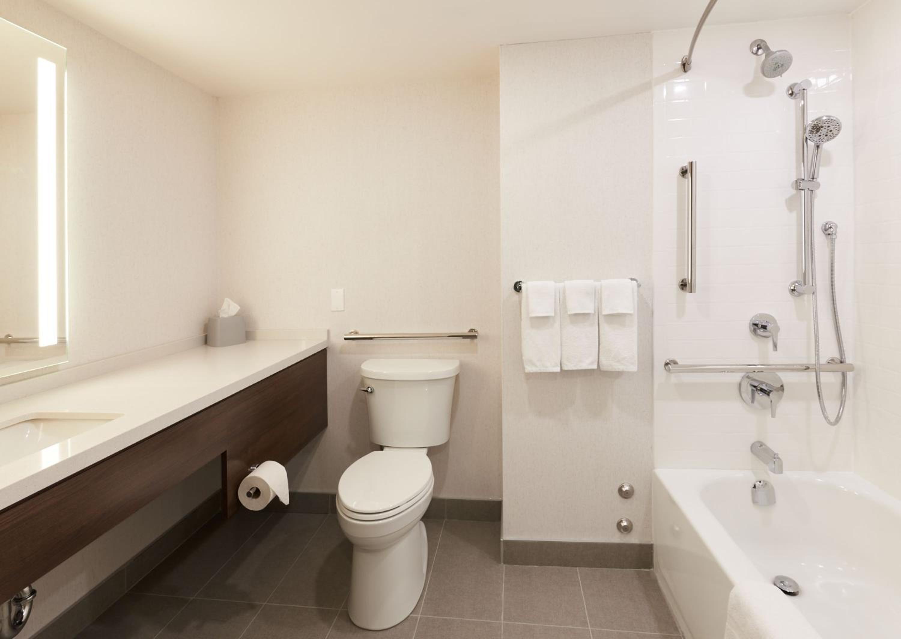 King Room with Accessible Tub - Mobility Access thumbnail 6
