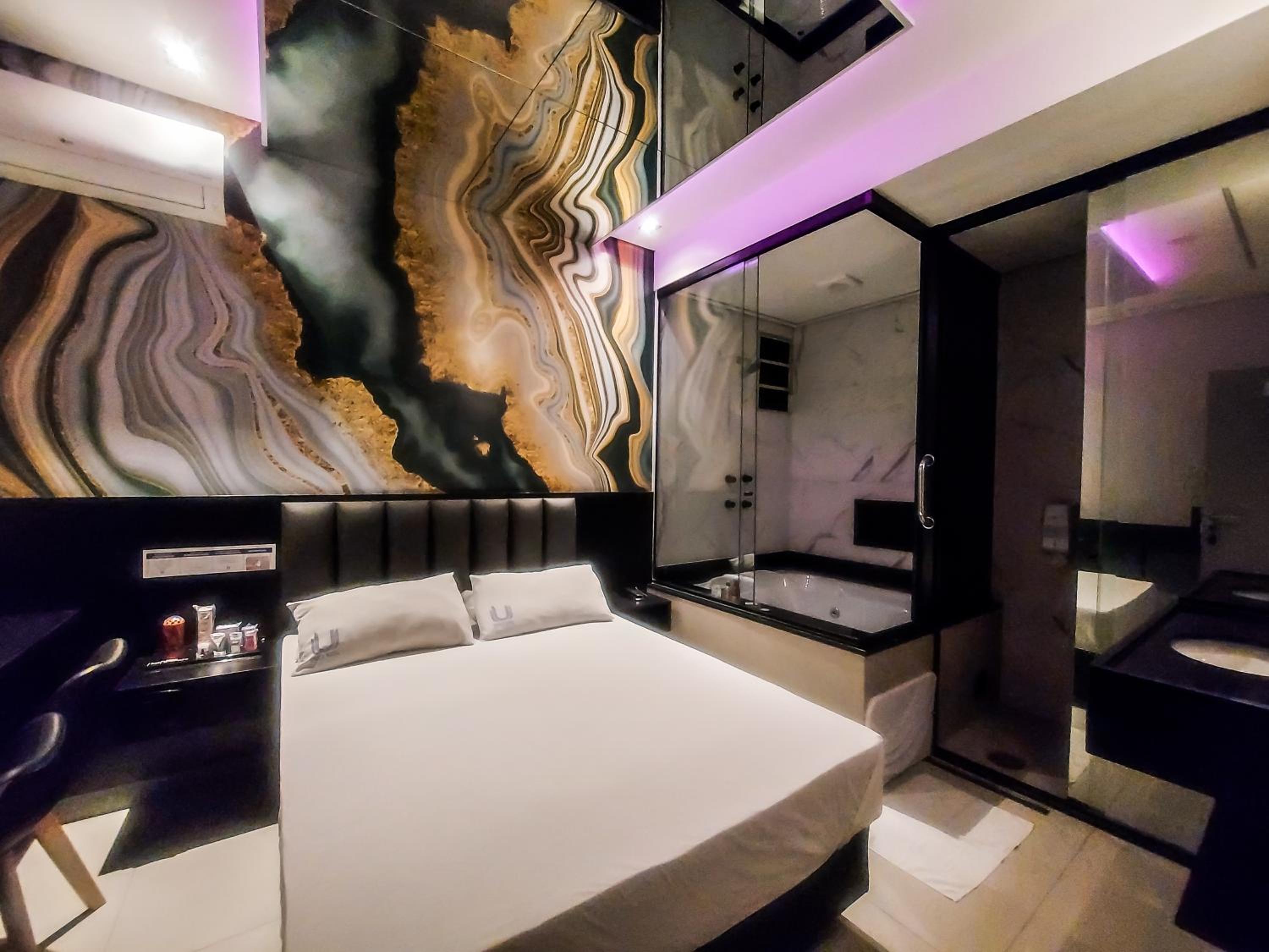 Deluxe Double Room with Bath - Photo 1