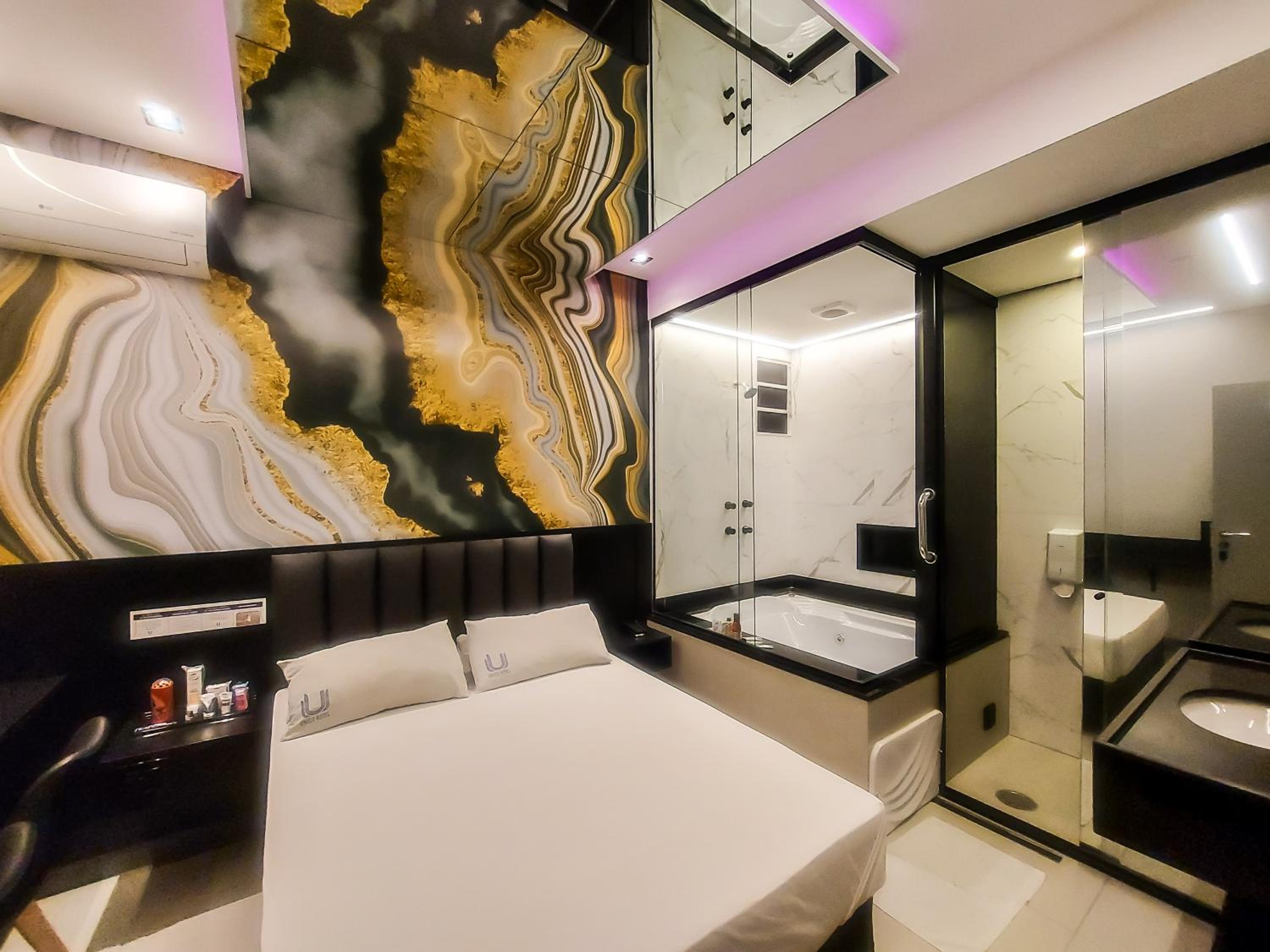 Deluxe Double Room with Bath - Photo 7