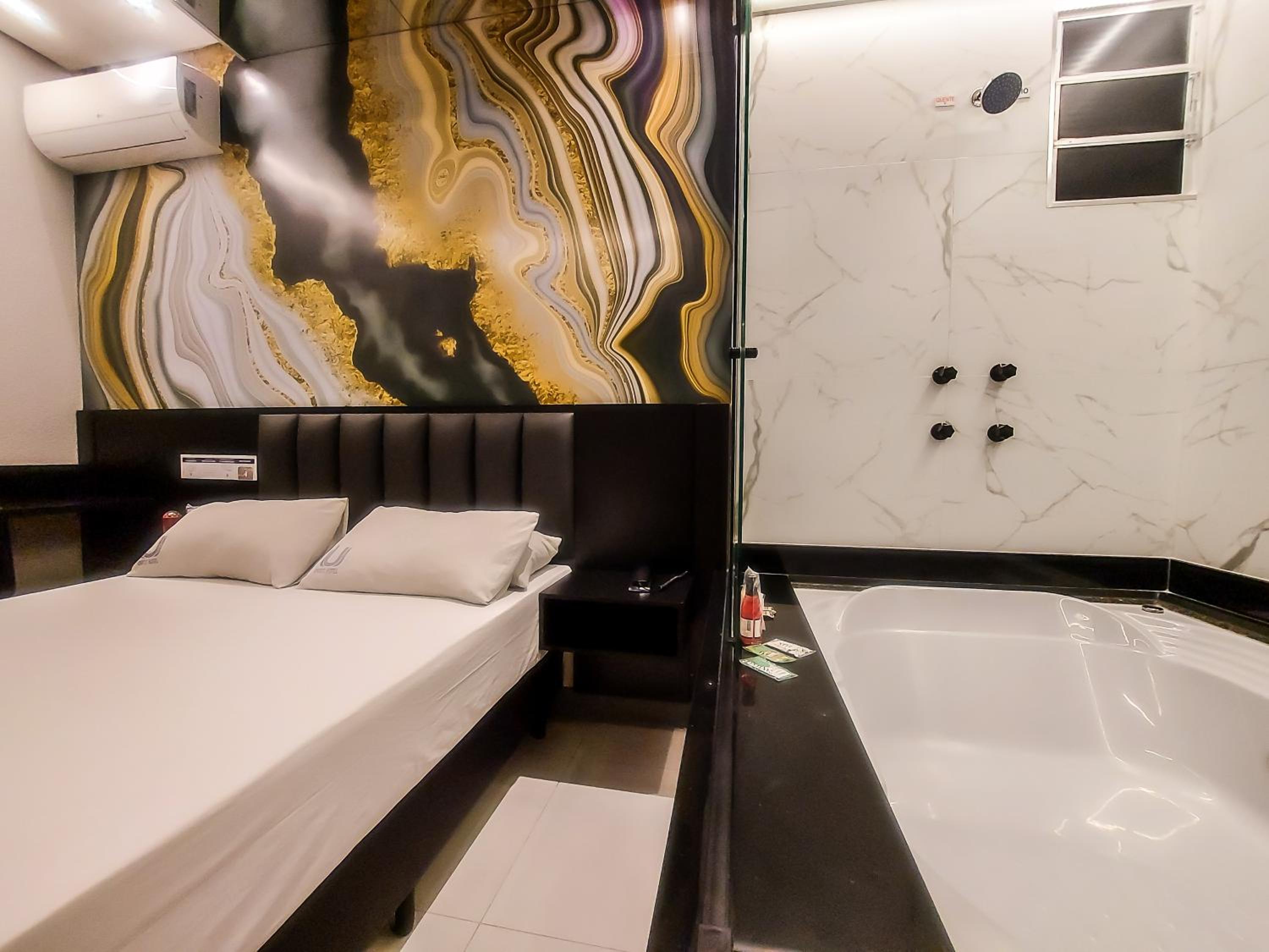 Deluxe Double Room with Bath - Photo 10