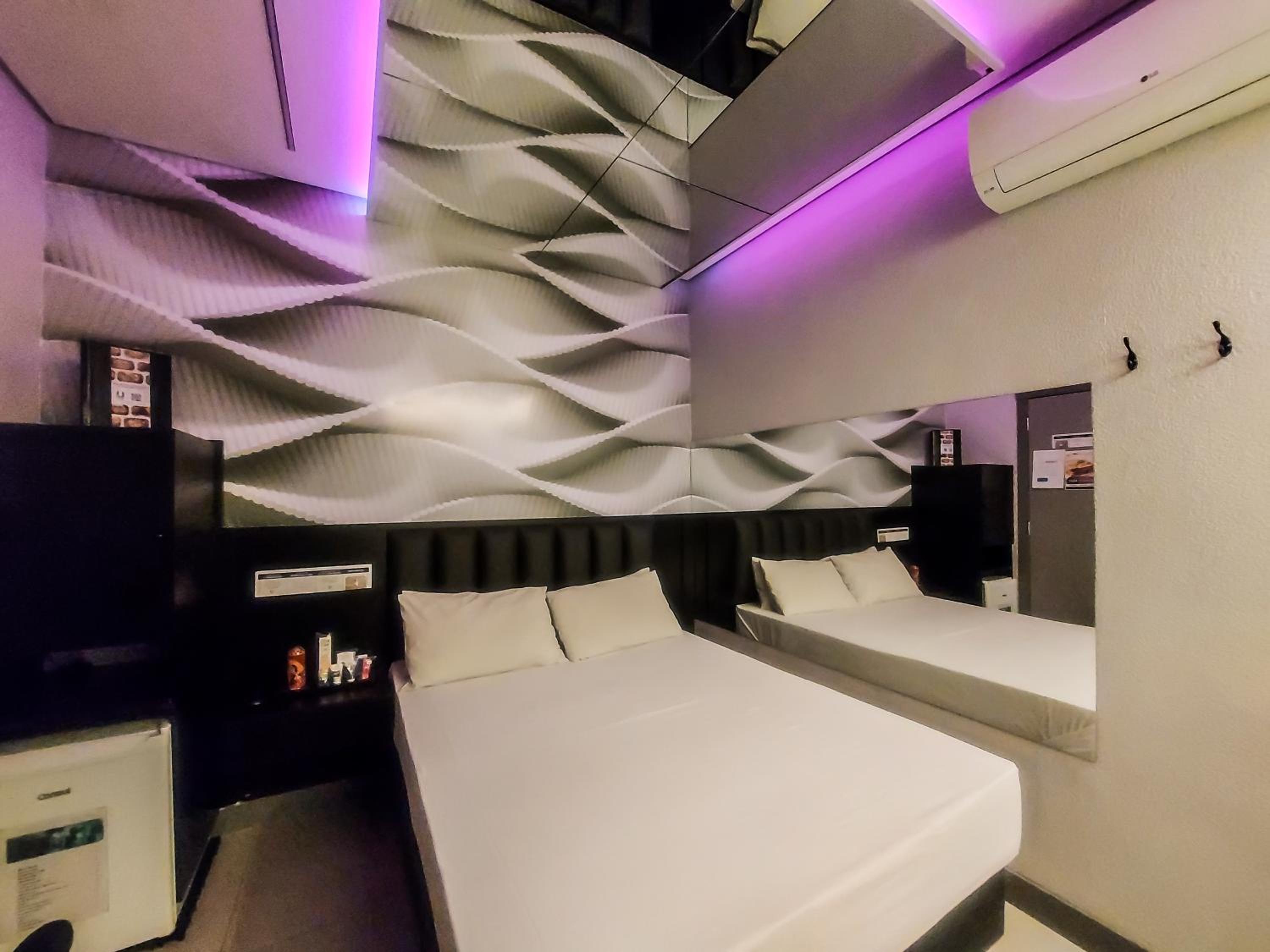 Deluxe Double Room with Bath - Photo 8