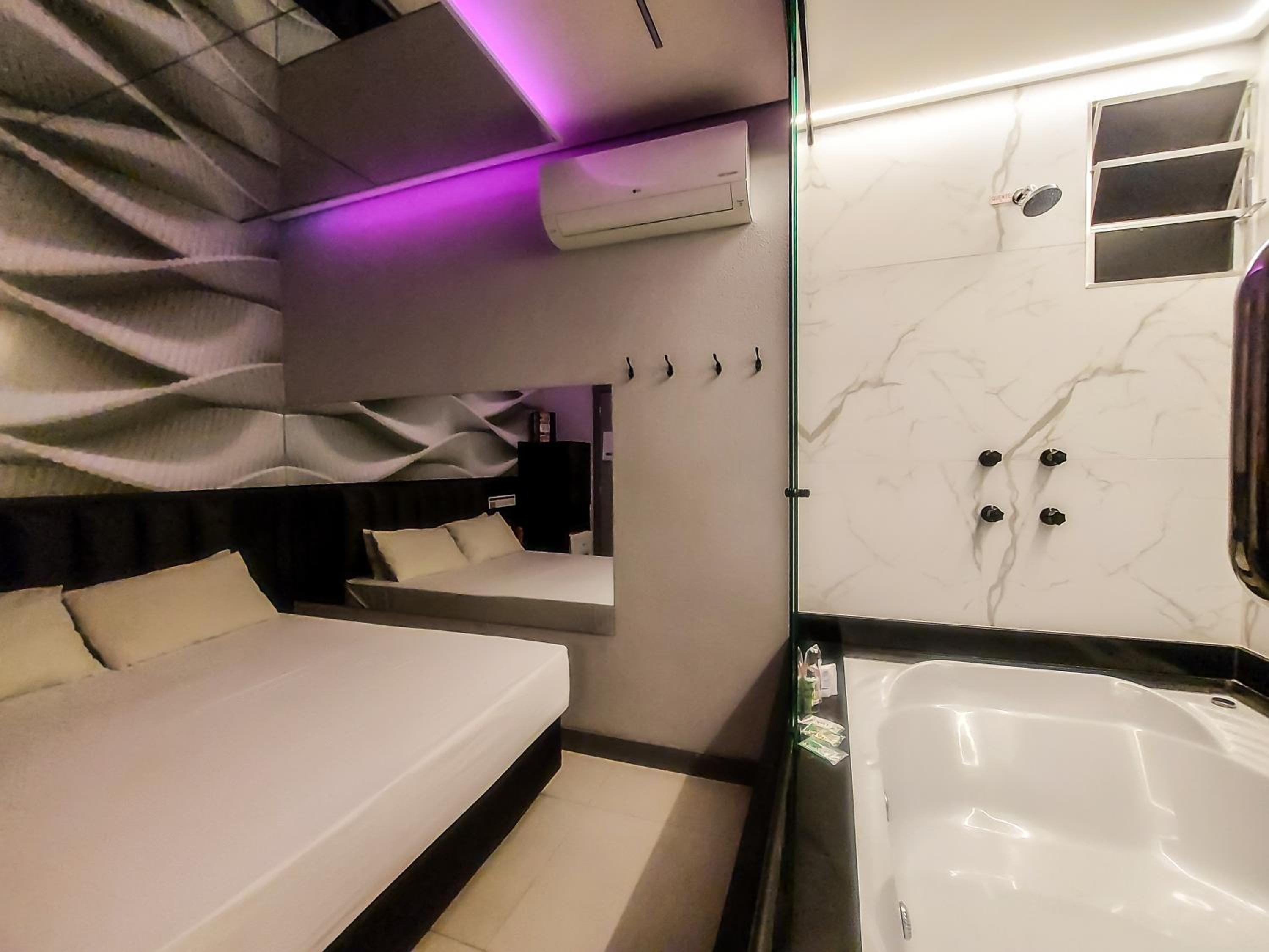 Deluxe Double Room with Bath - Photo 6