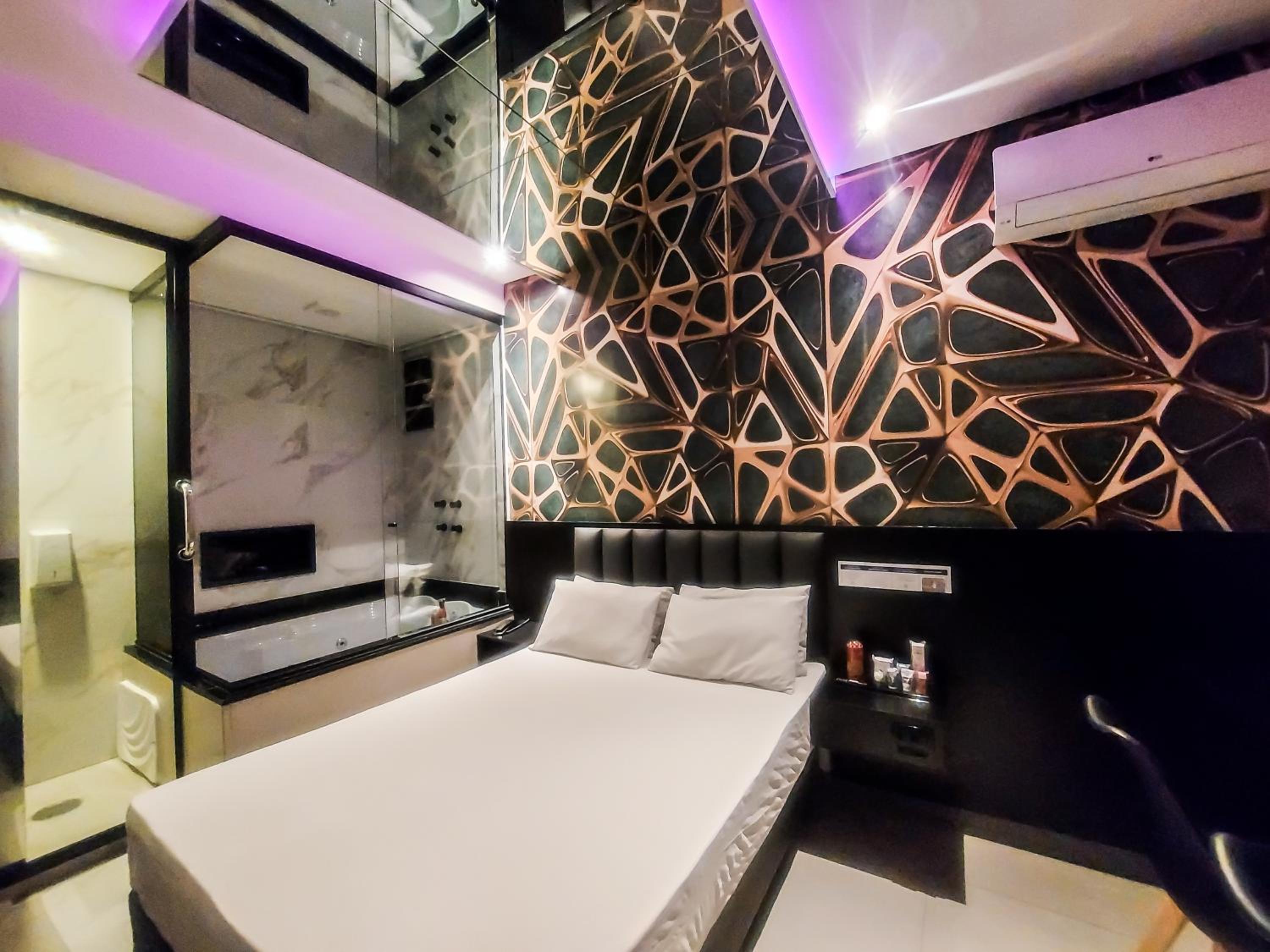 Deluxe Double Room with Bath - Photo 2
