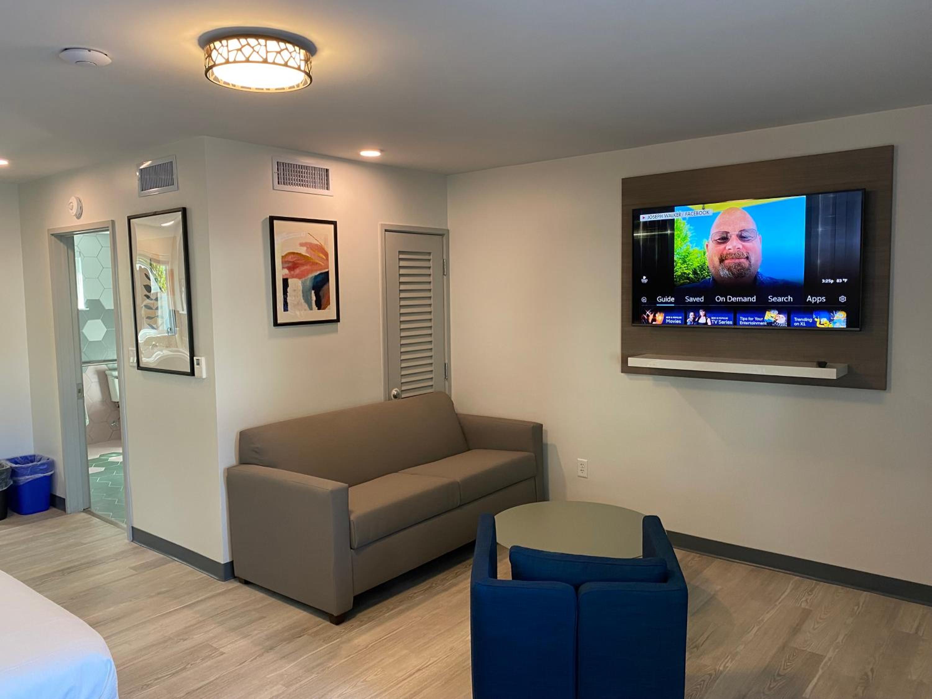 Accessible Junior Suite - Newly Renovated Building - Photo 11