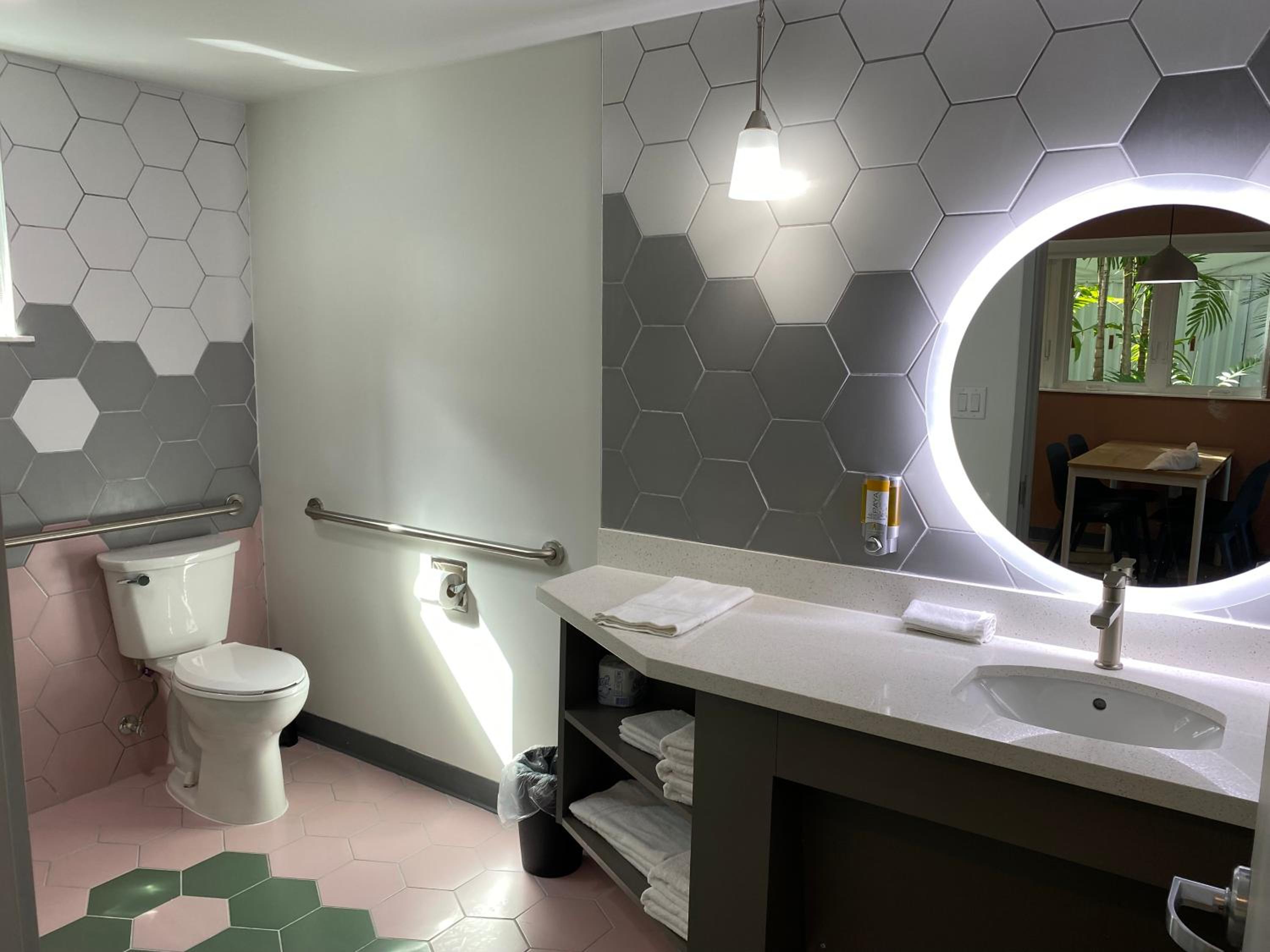 Accessible Junior Suite - Newly Renovated Building - Photo 4