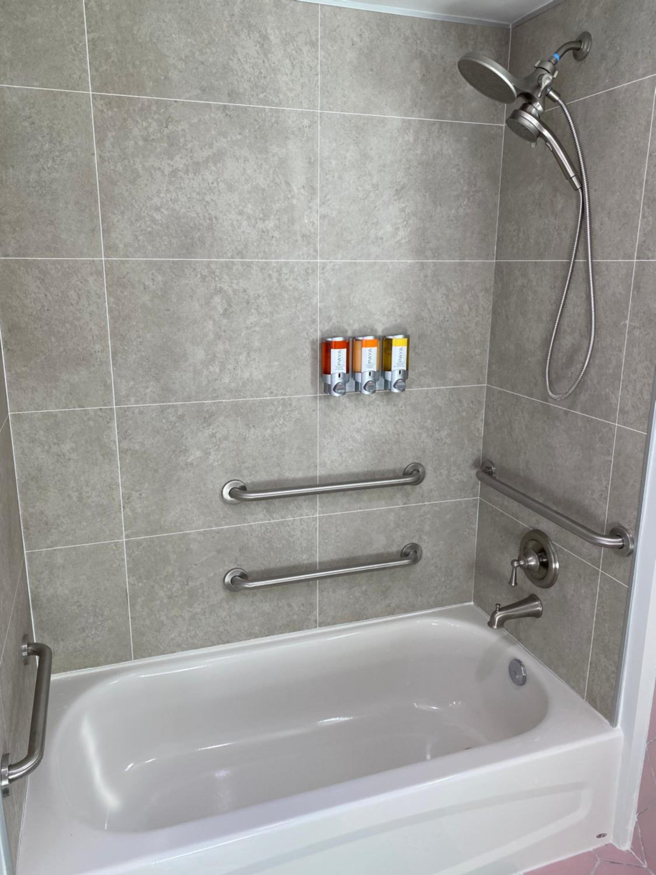 Accessible Junior Suite - Newly Renovated Building - Photo 2