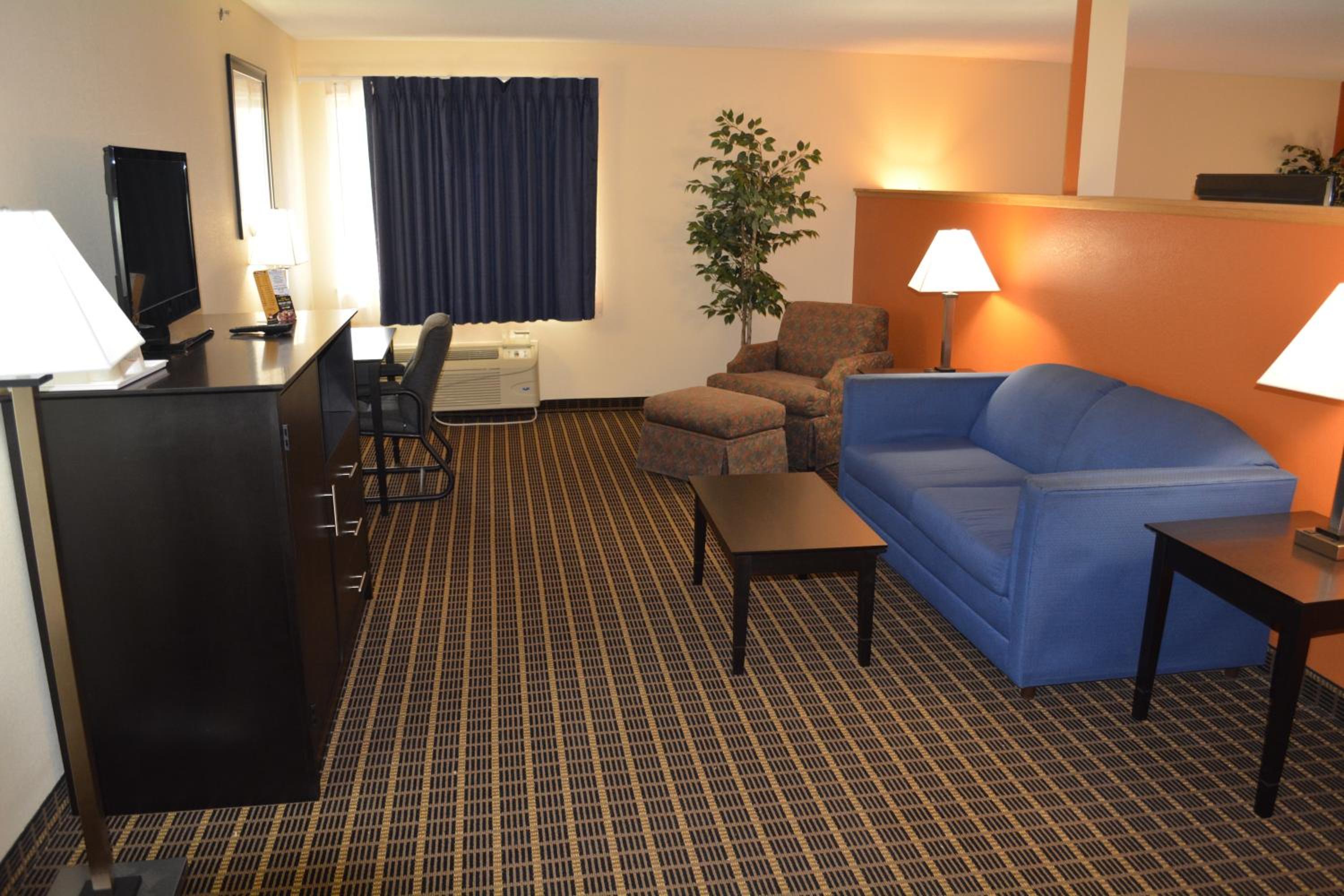 One Bedroom King Suite - Non-Smoking - Photo 5