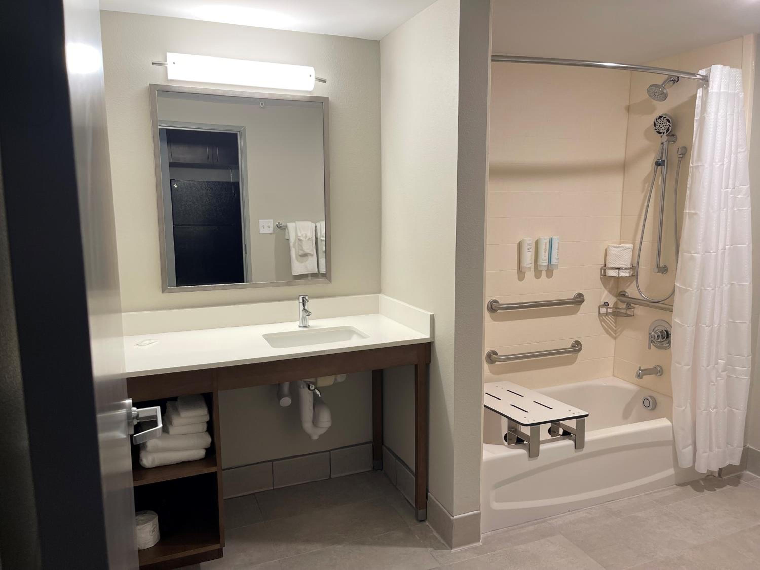 King Suite With Tub - Disability Access/Non Smoking/Interior Corridor photo 1