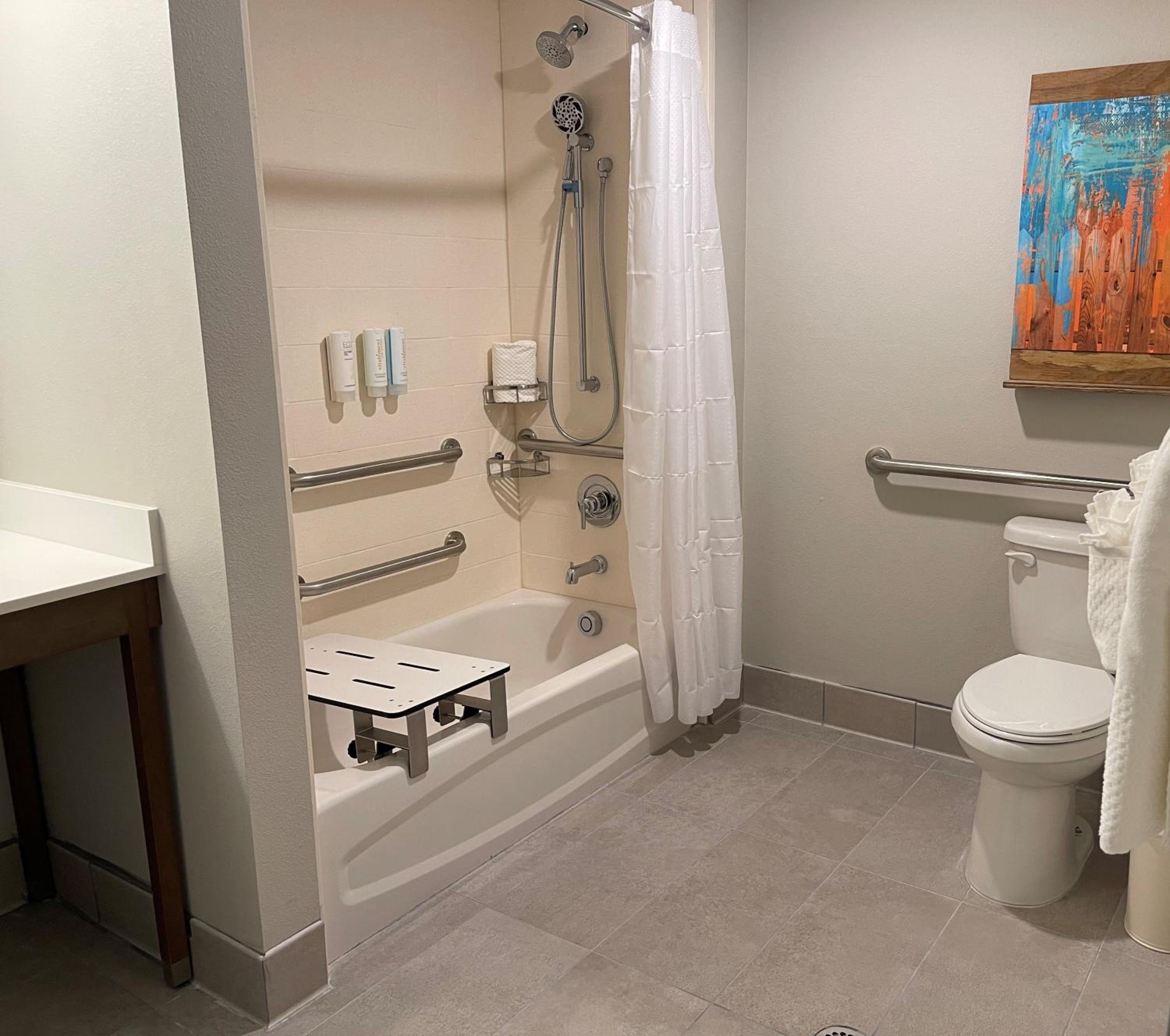 King Suite With Tub - Disability Access/Non Smoking/Interior Corridor photo 2