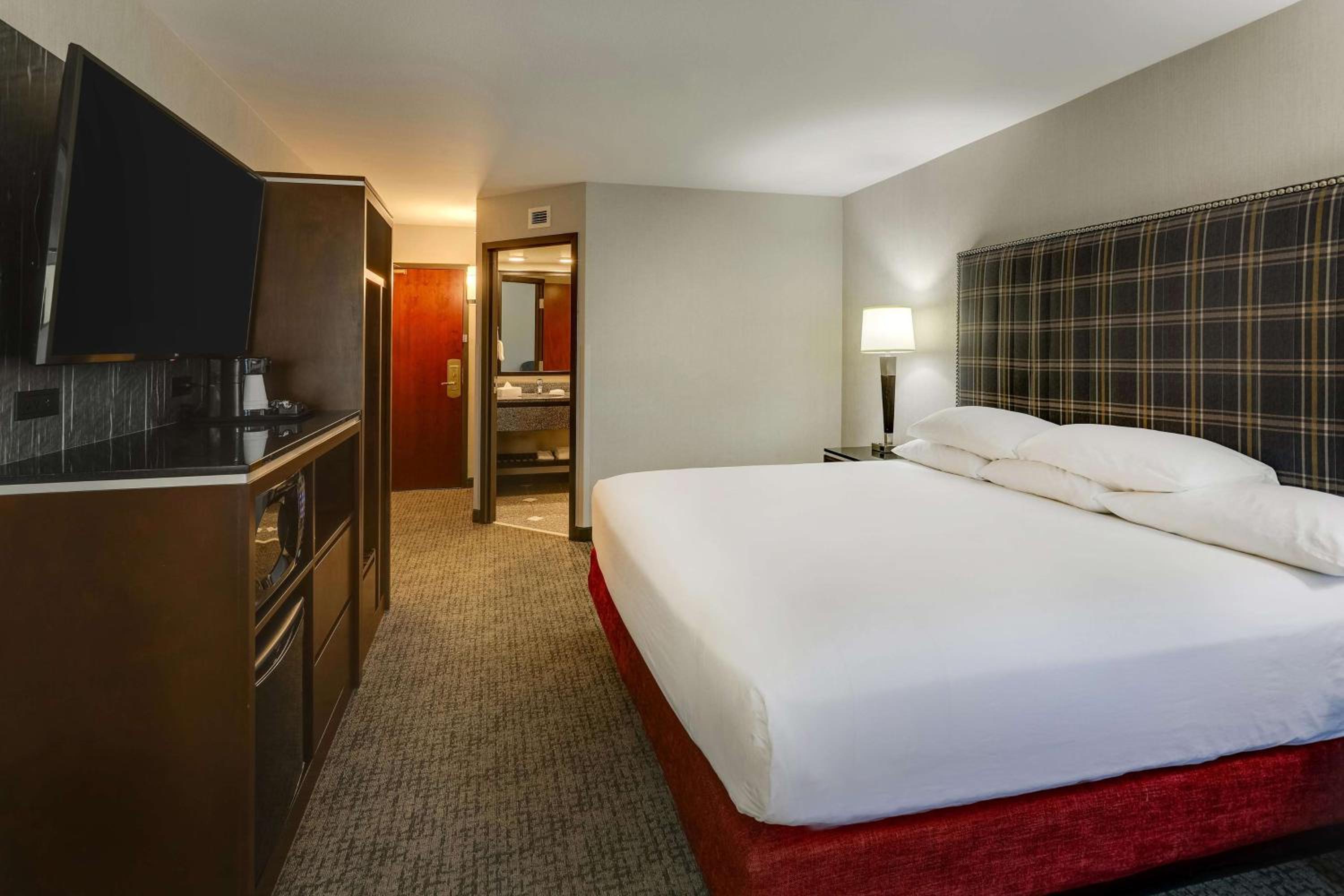 Deluxe King Room - Photo 2