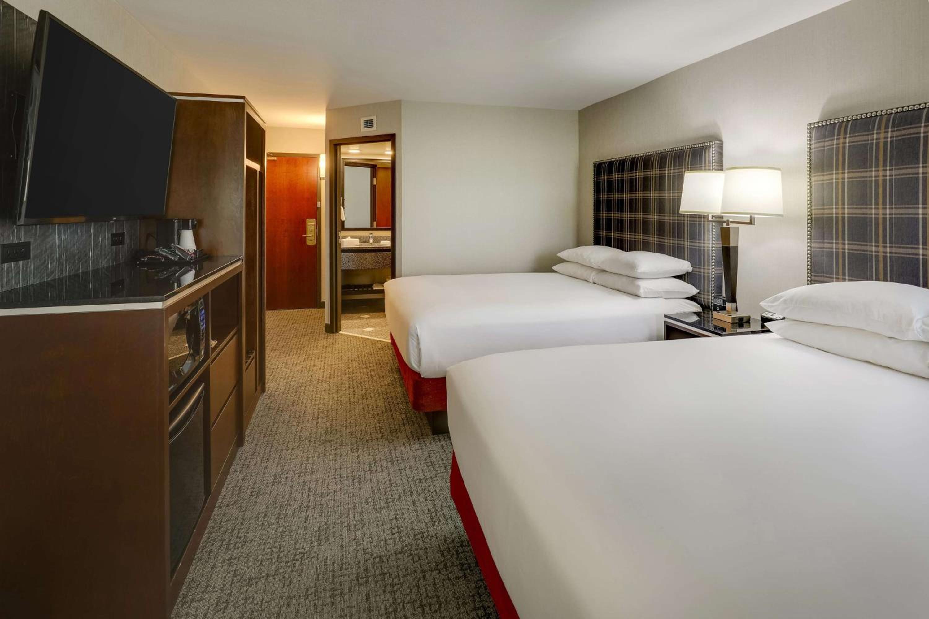 Superior Room with Two Queen Beds photo 2