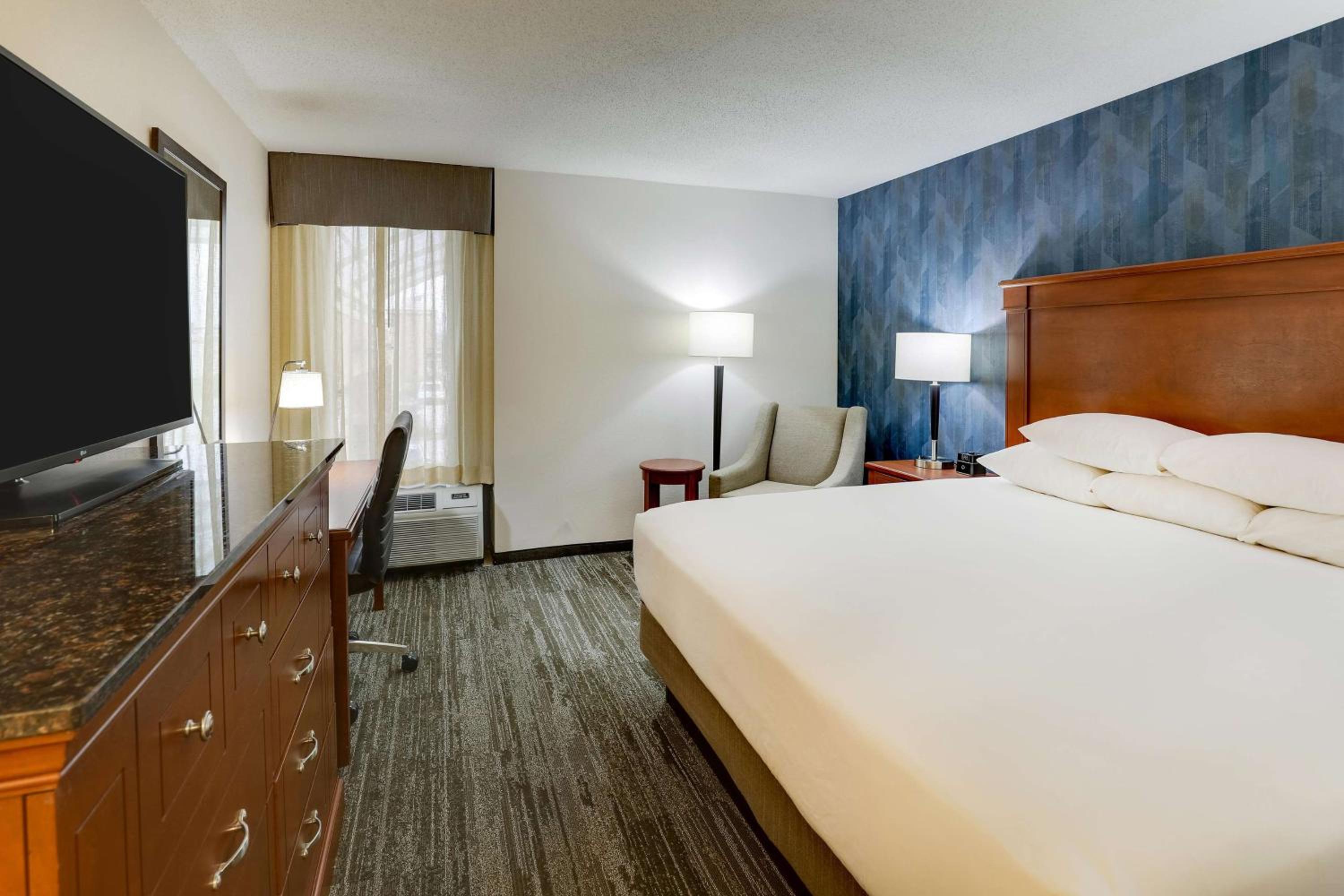 Deluxe King Room - Photo 1