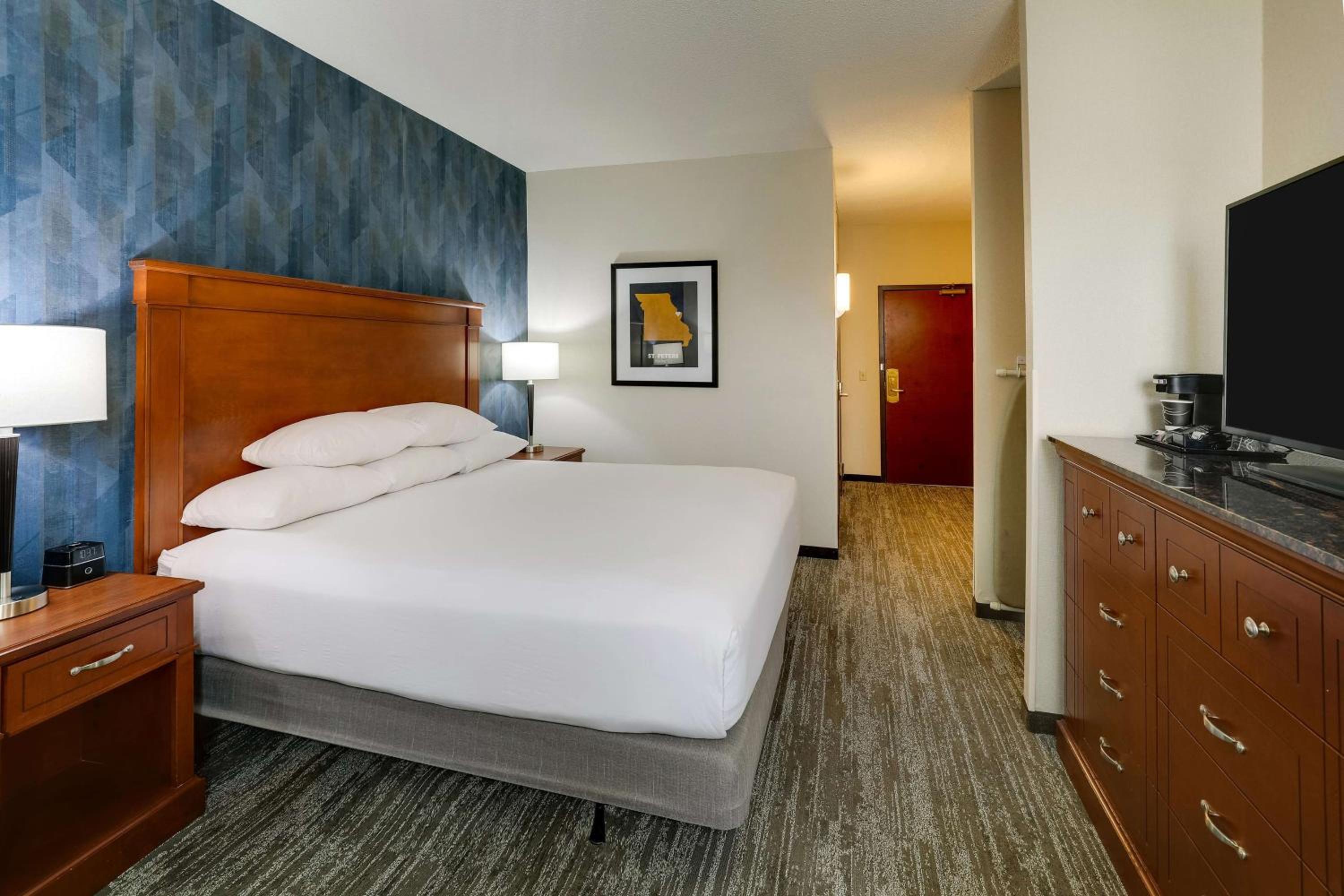 Deluxe King Room - Accessible, Roll-in Shower photo 2