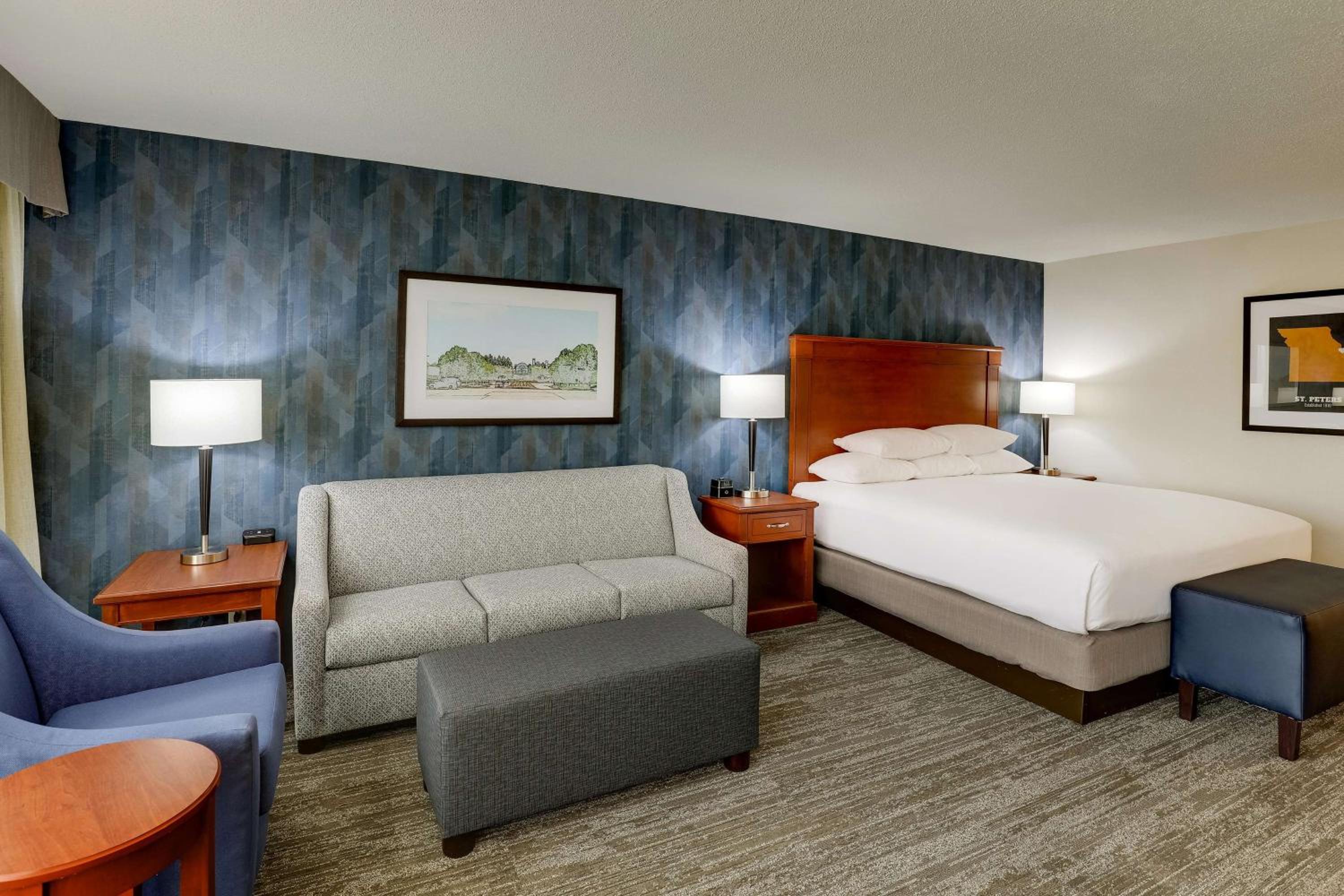 Deluxe King Room with Sofa Bed photo 3