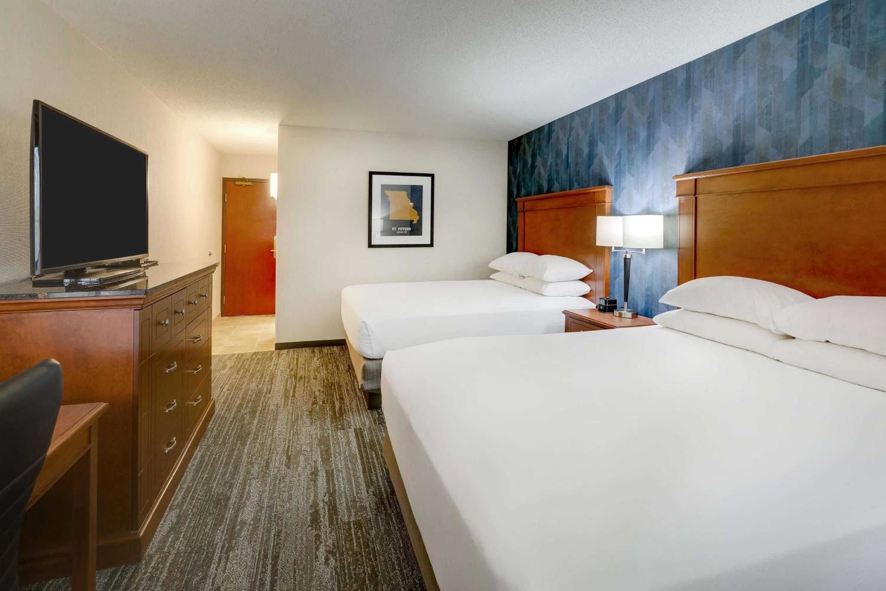 Deluxe Room with Two Queen Beds - Photo 2