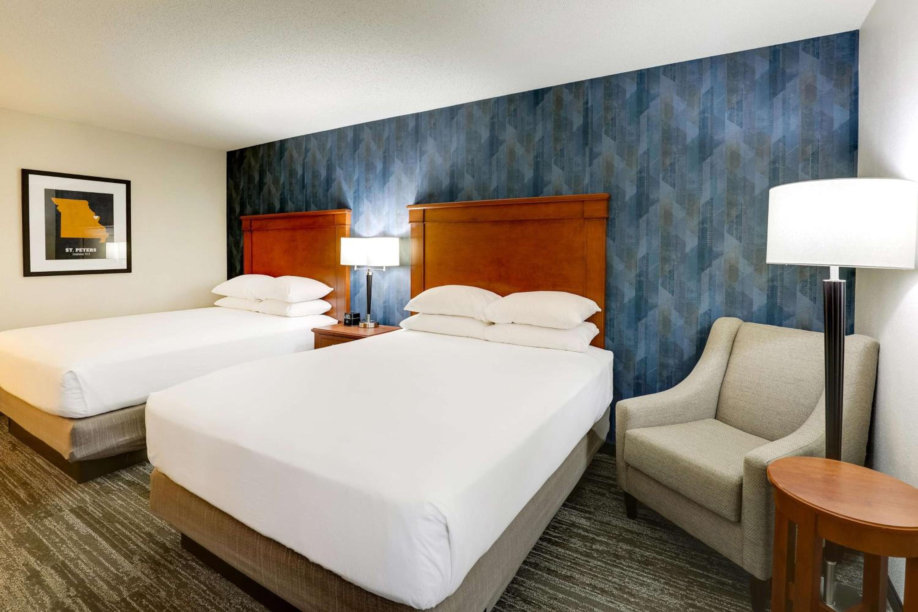 Deluxe Room with Two Queen Beds - Photo 4
