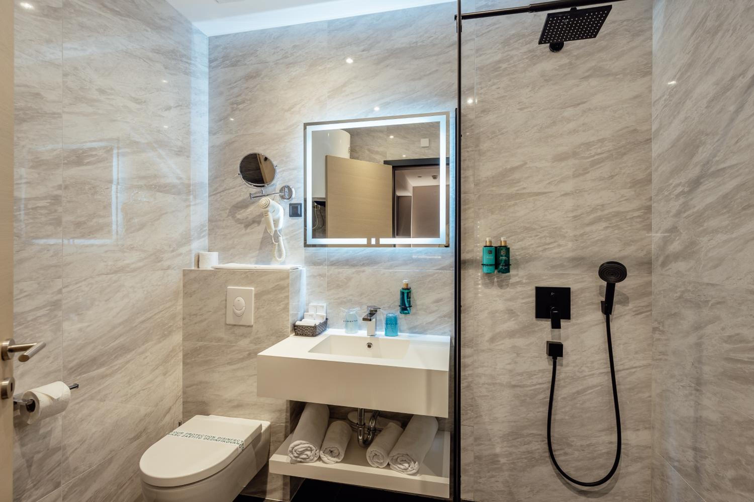 Deluxe Suite - Photo 12