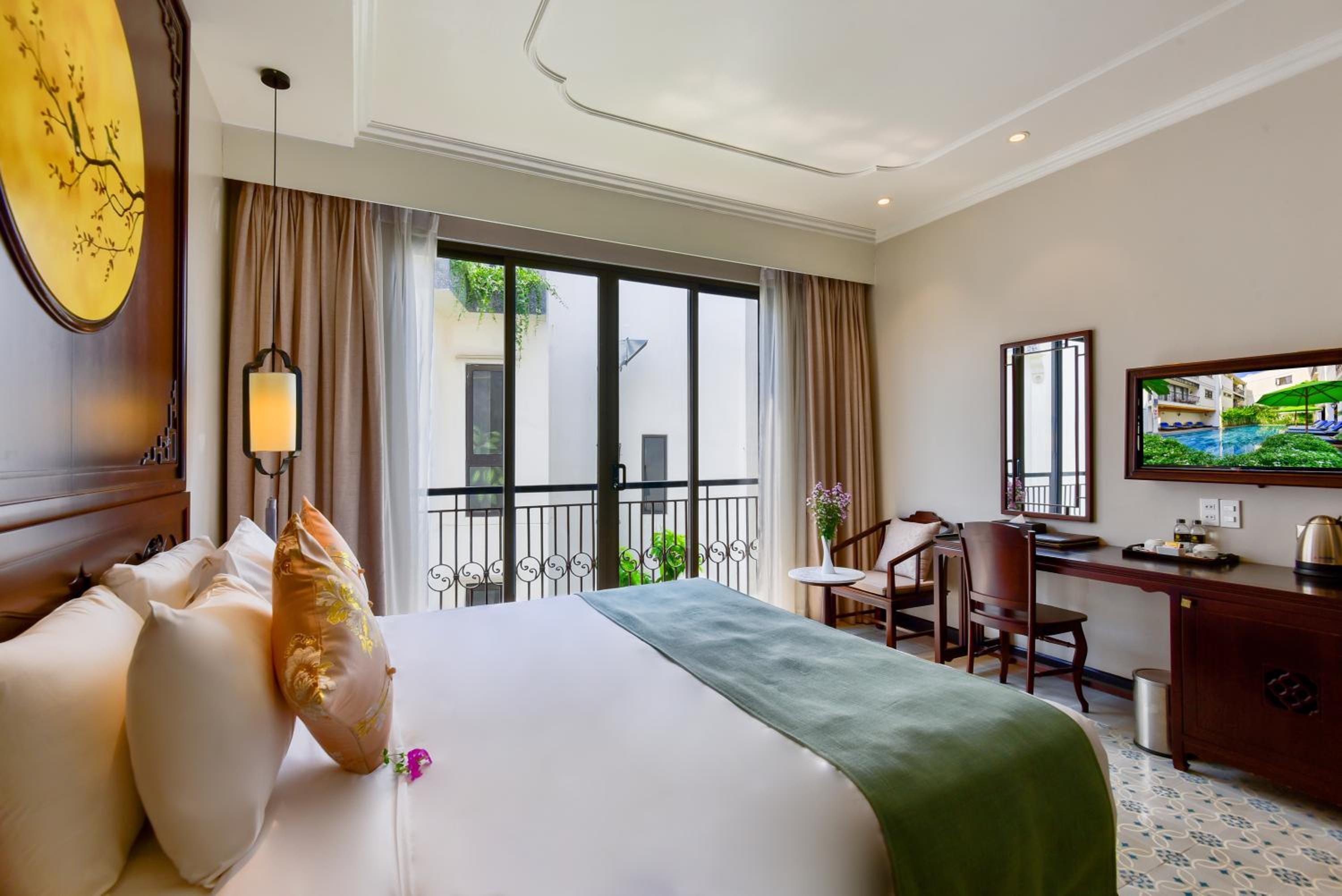 Superior Double Room with Large Window photo 2