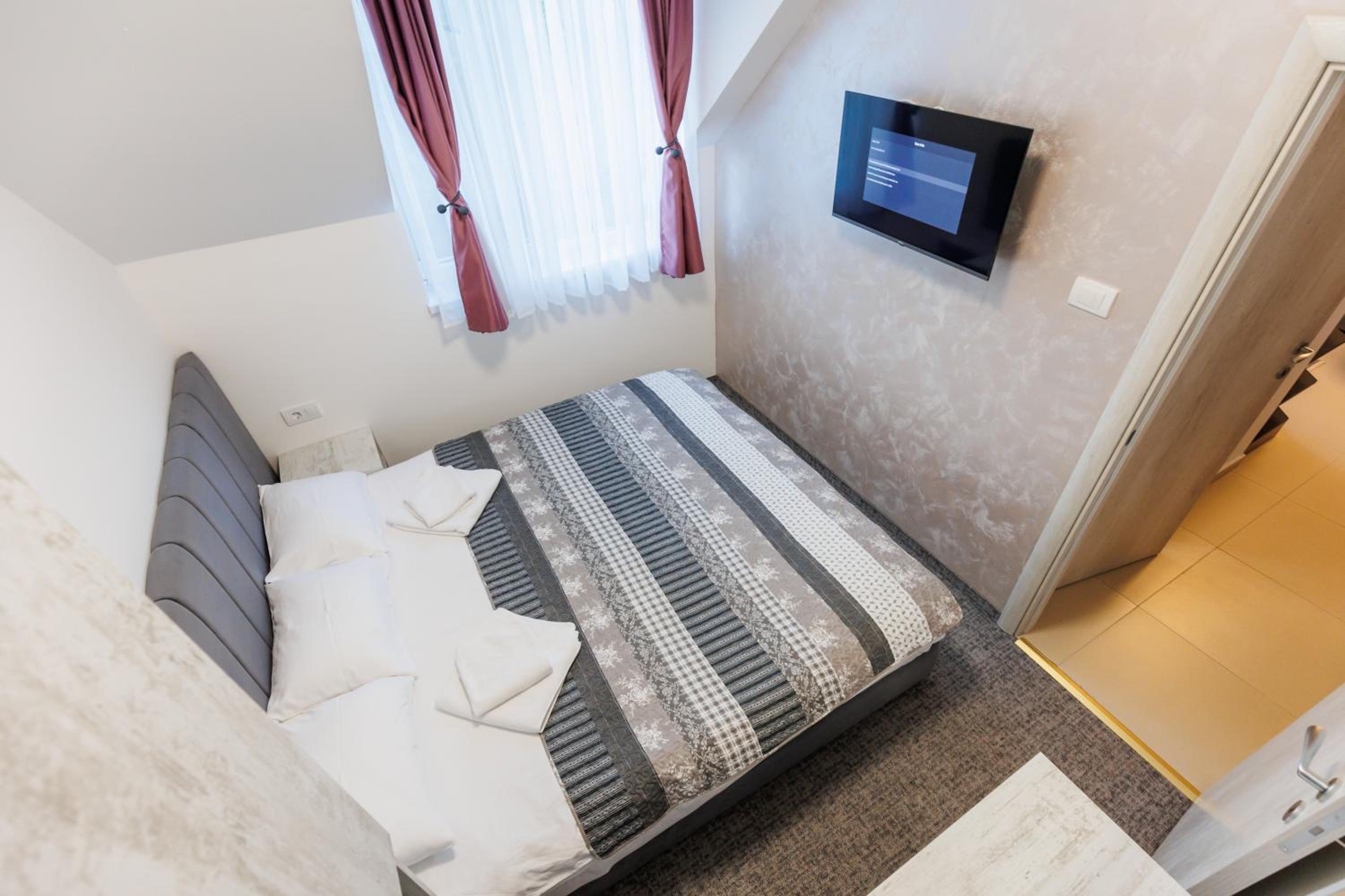 One-Bedroom Apartment - Photo 9
