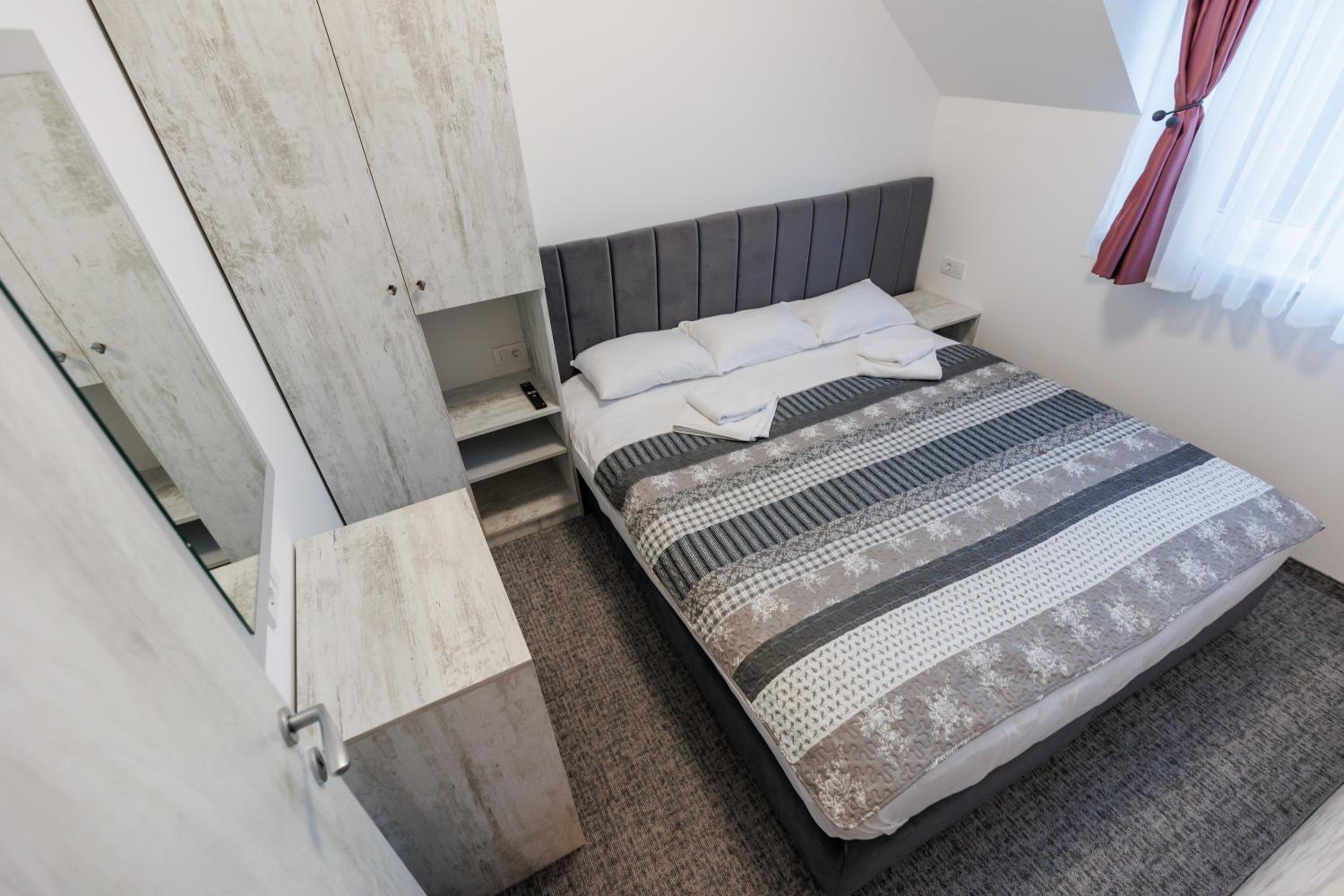 One-Bedroom Apartment - Photo 8