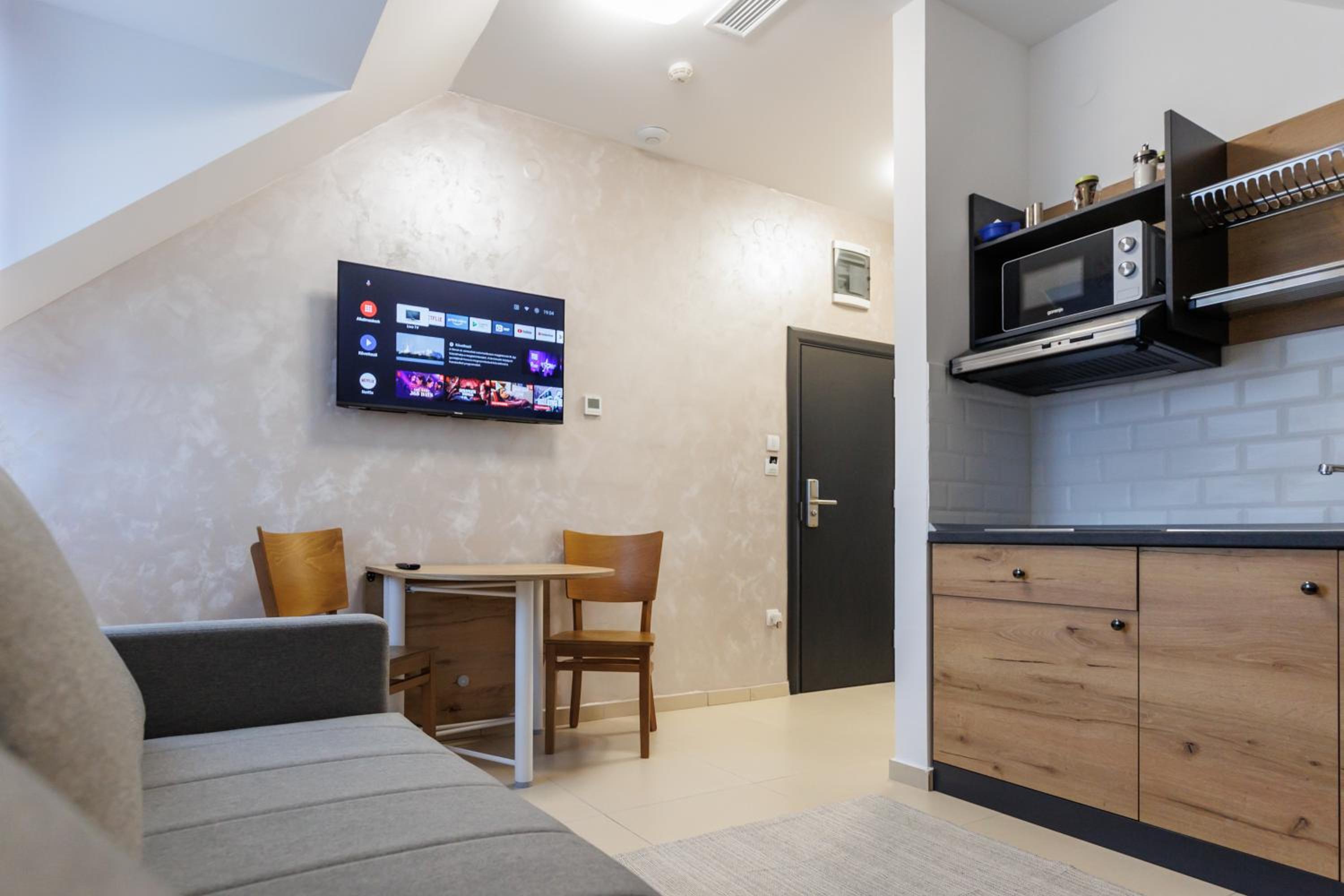 One-Bedroom Apartment - Photo 3