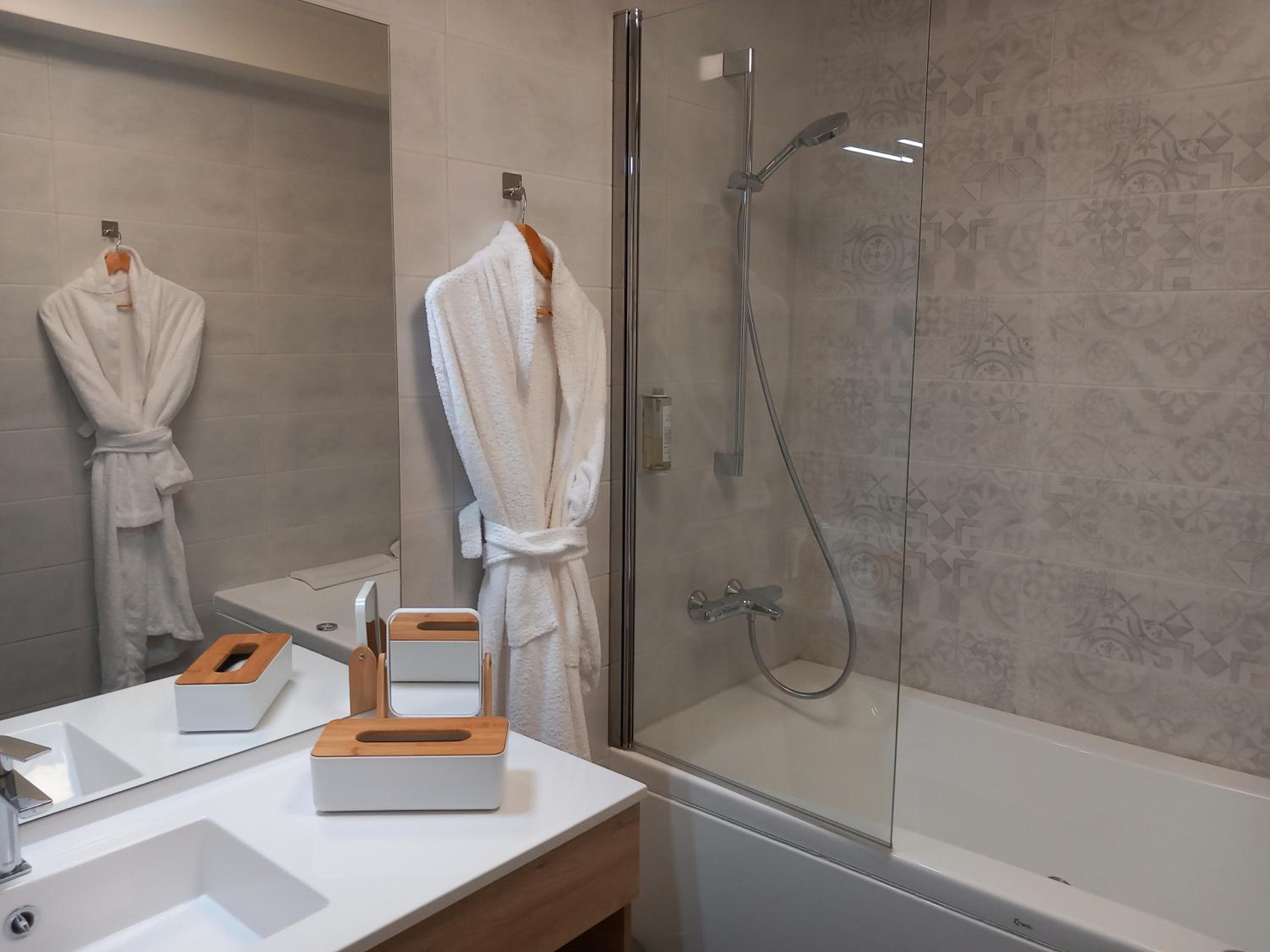Suite hot tub - Photo 3