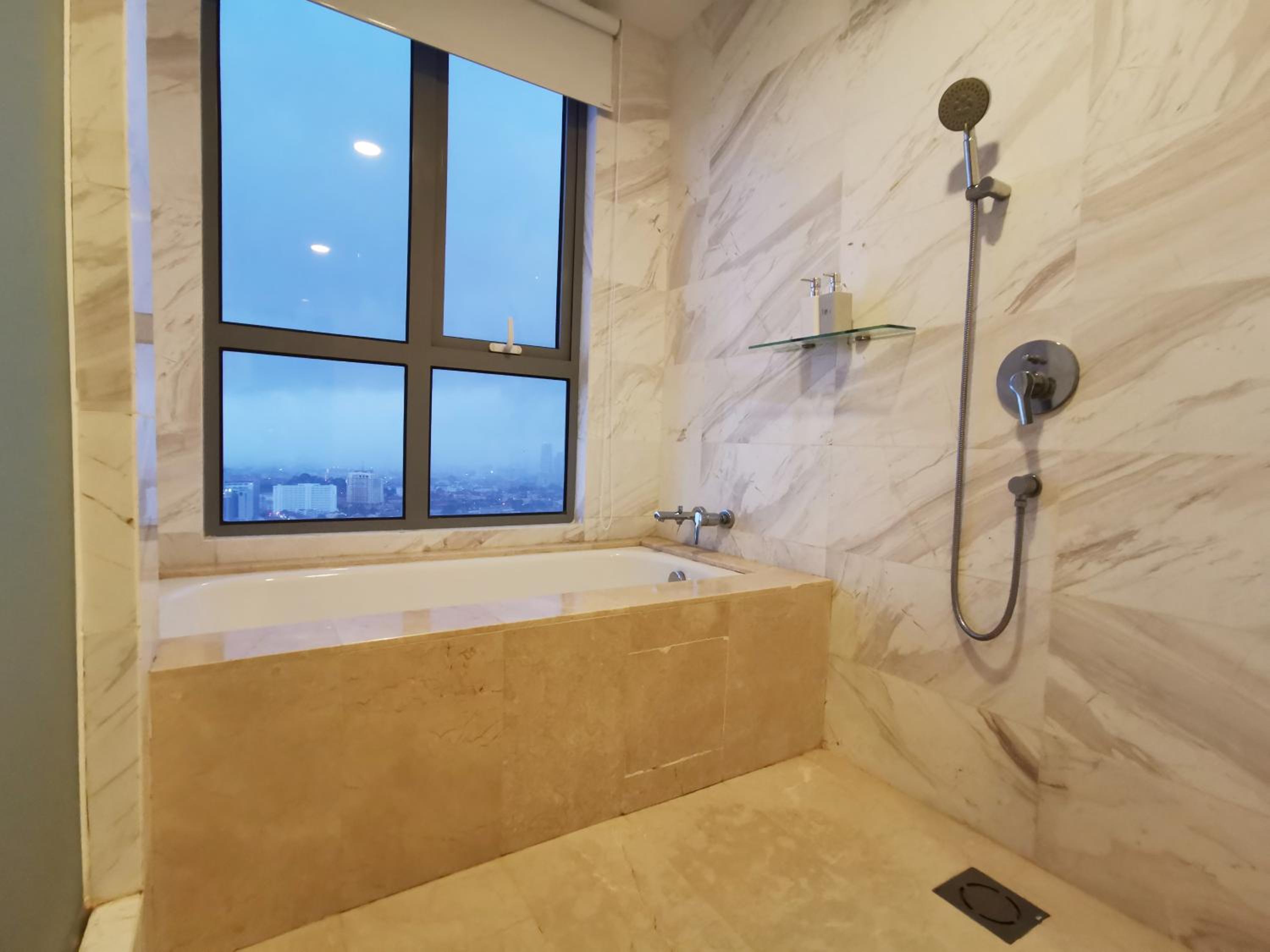 Superior King Studio (Private Bathtub and City View)