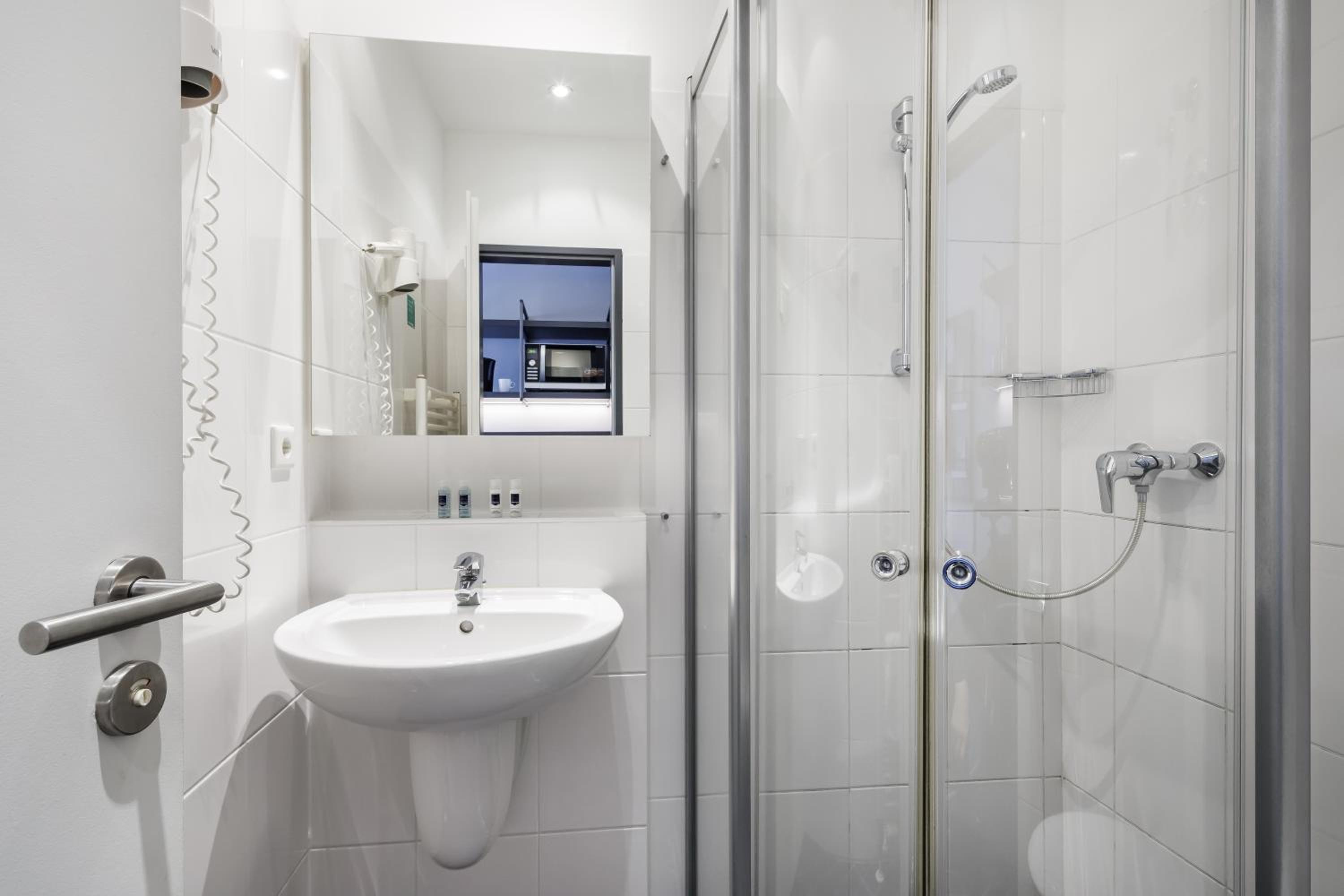 Urban Twin Room with Kitchenette