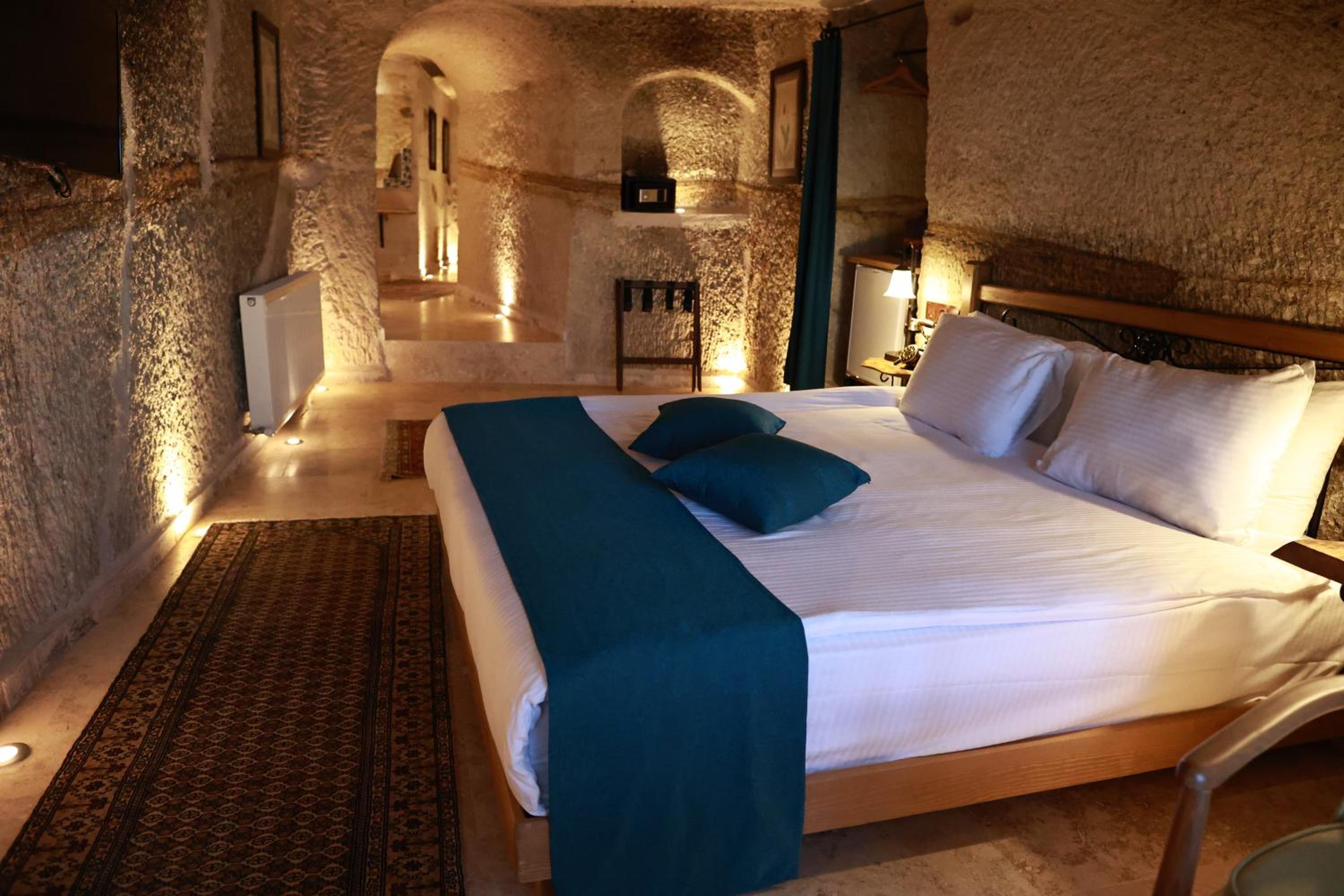 Queen Room with Balcony - Photo 8