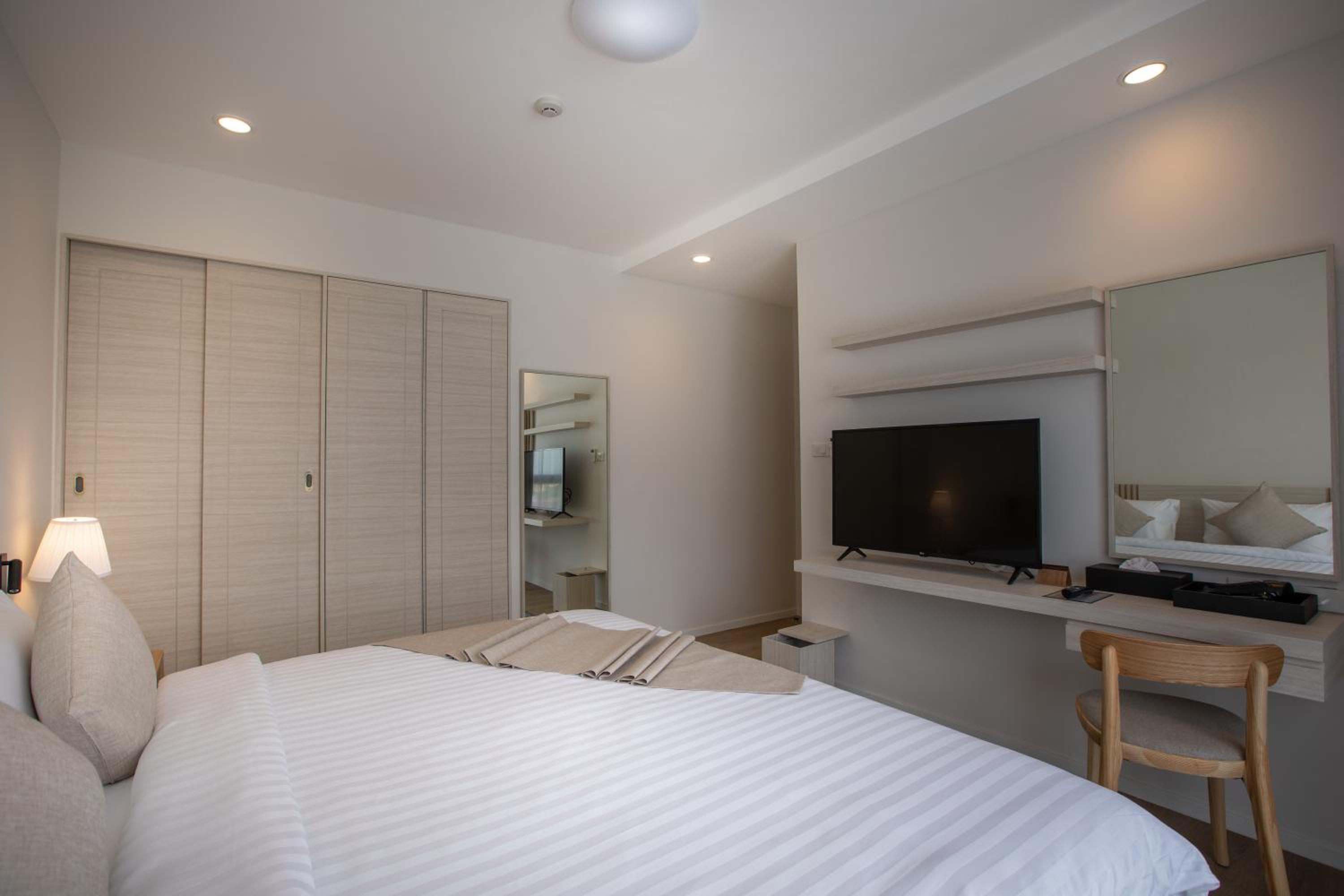One-Bedroom Suite - Photo 3