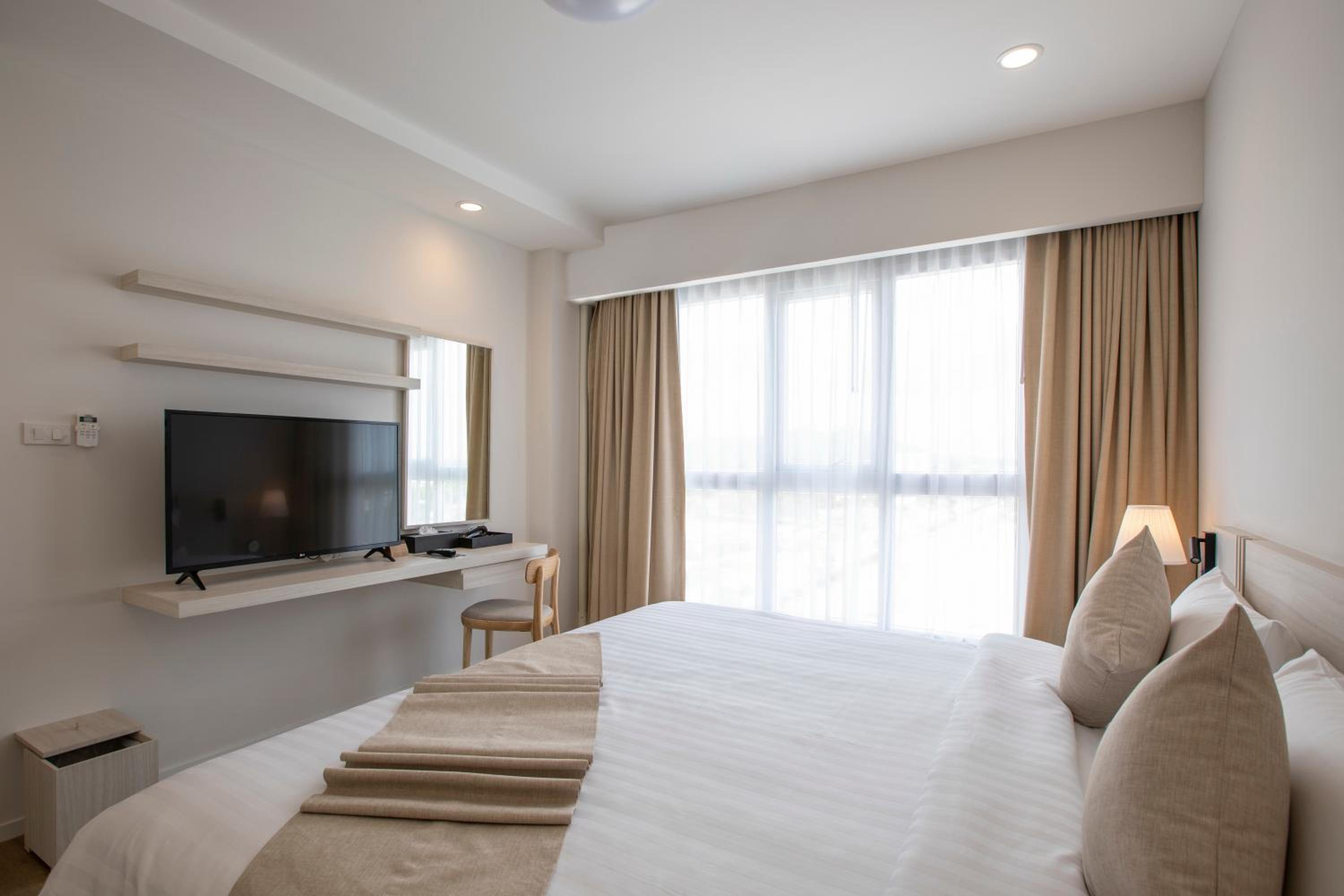 One-Bedroom Suite - Photo 4