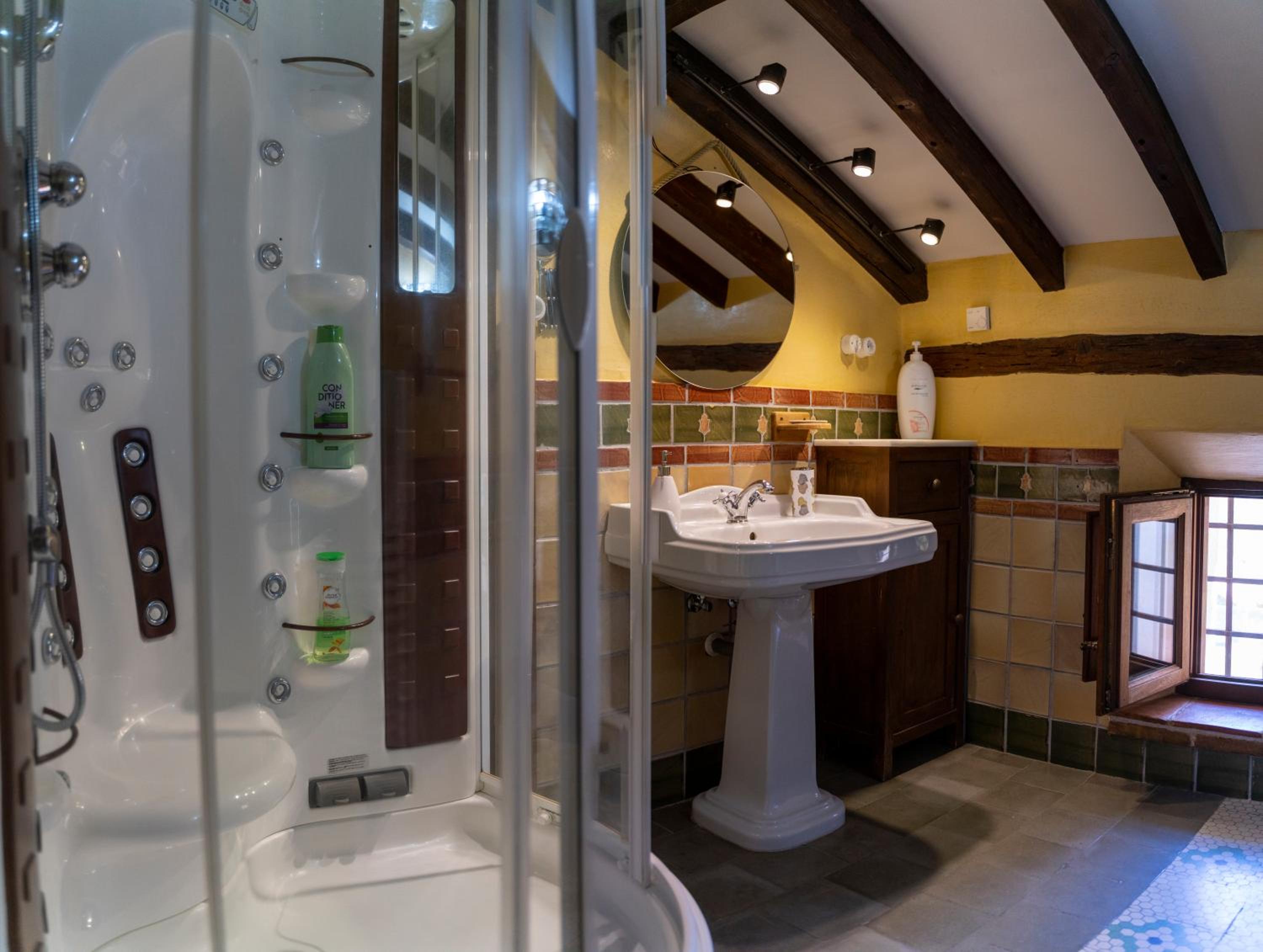 Deluxe Double Room with Balcony - Photo 15