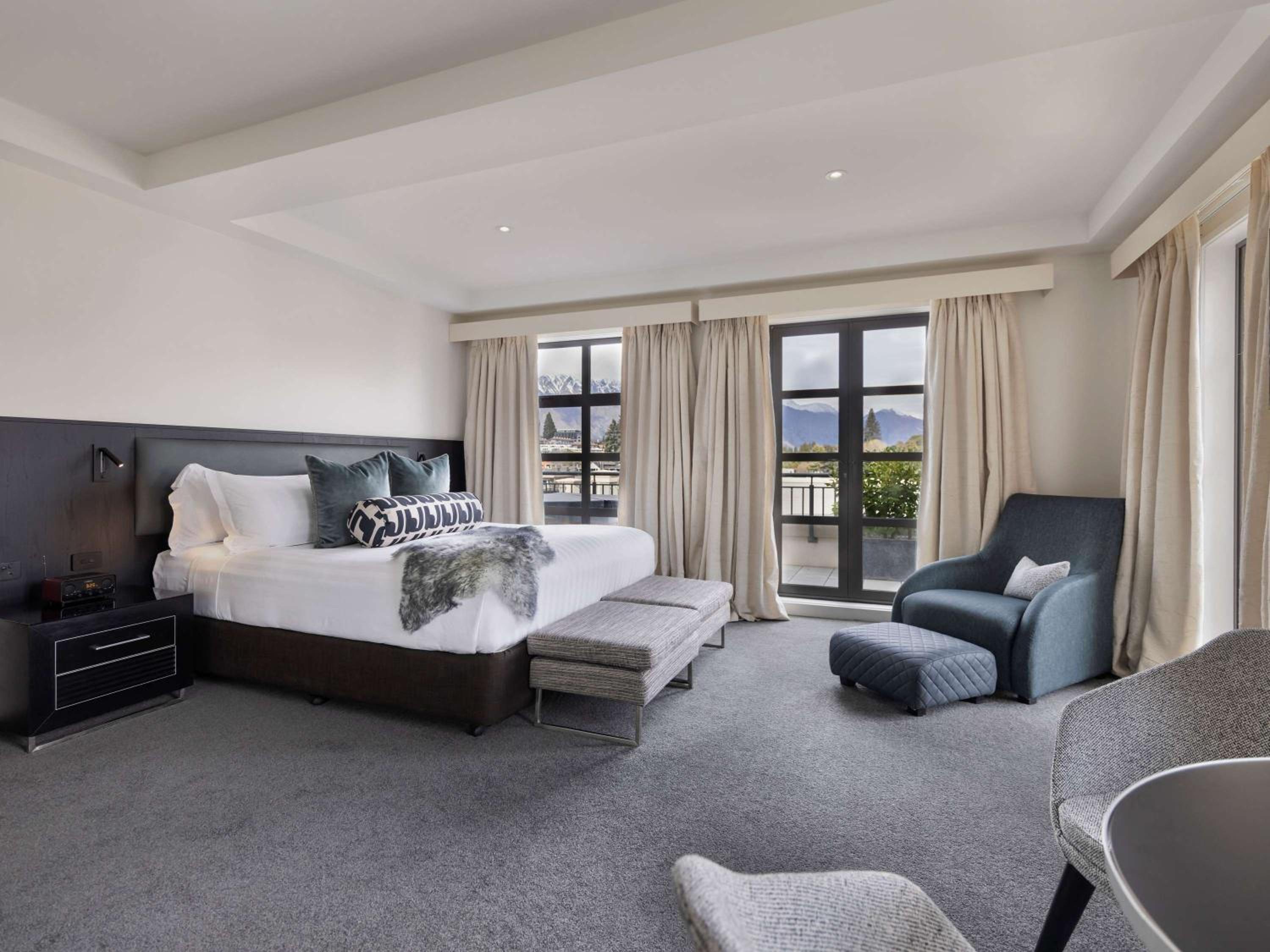 Junior King Suite with Balcony - Photo 6