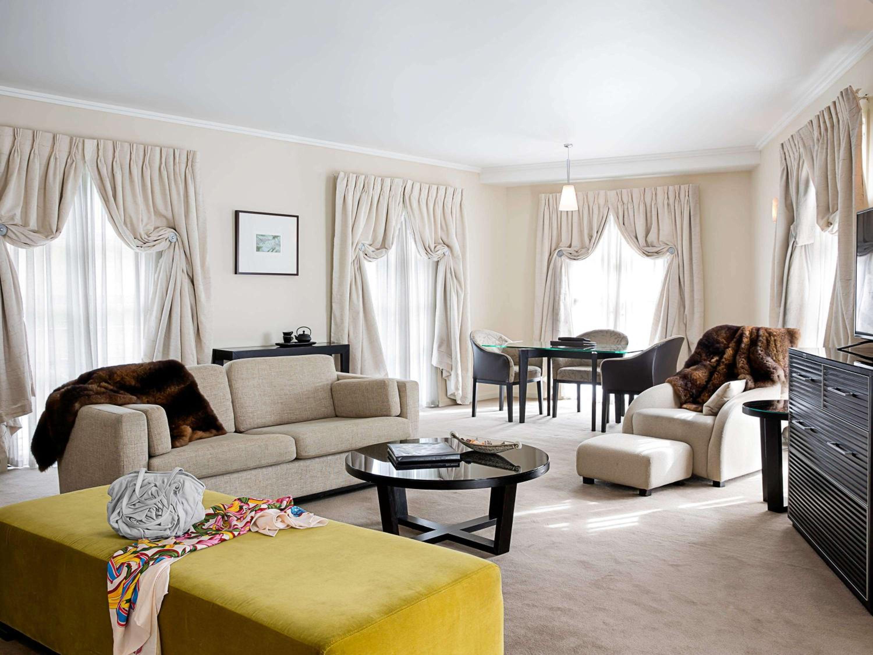 Junior King Suite with Balcony - Photo 5