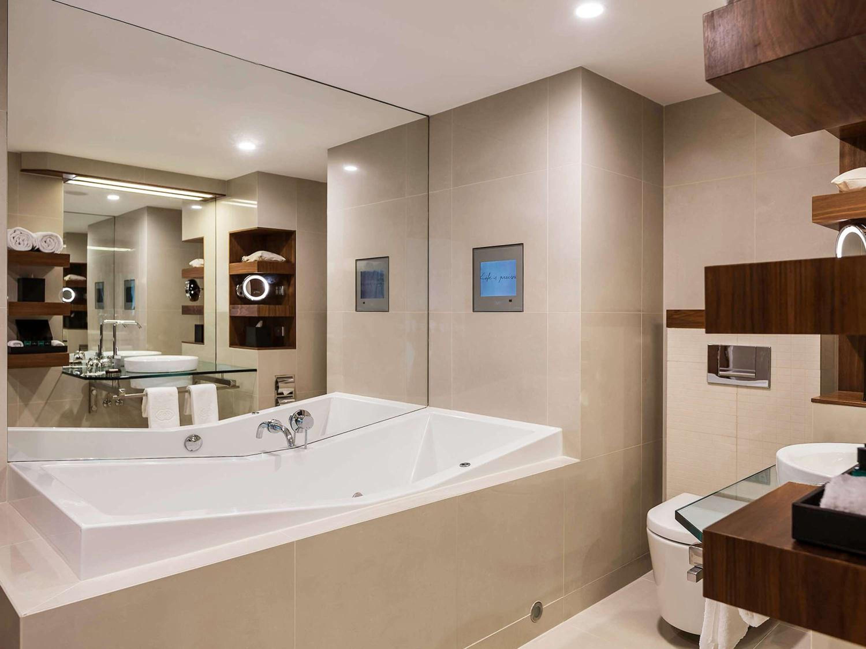 Junior King Suite with Balcony - Photo 4