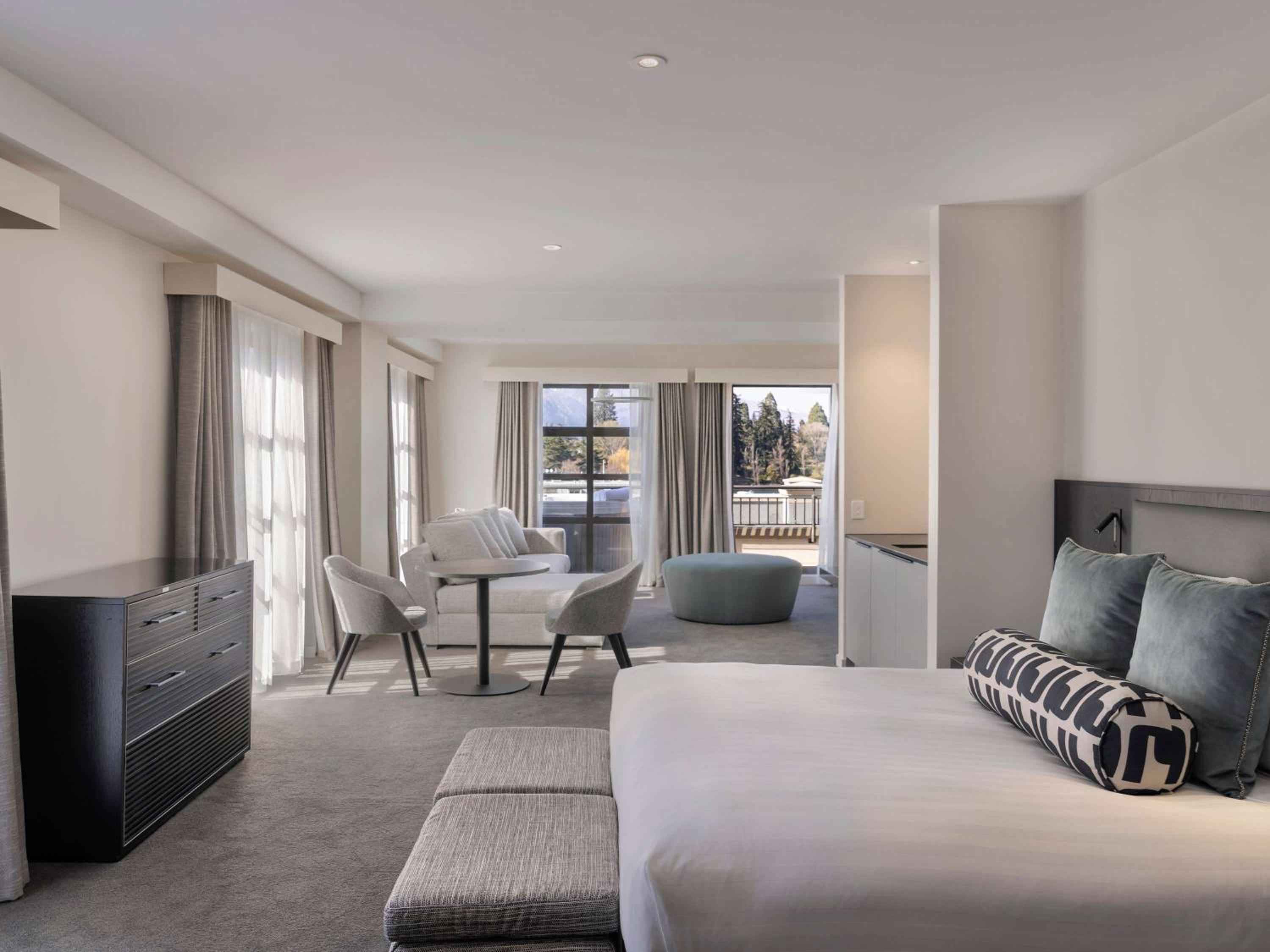 Opera King Suite with Patio and Outdoor Jacuzzi - Lake View.