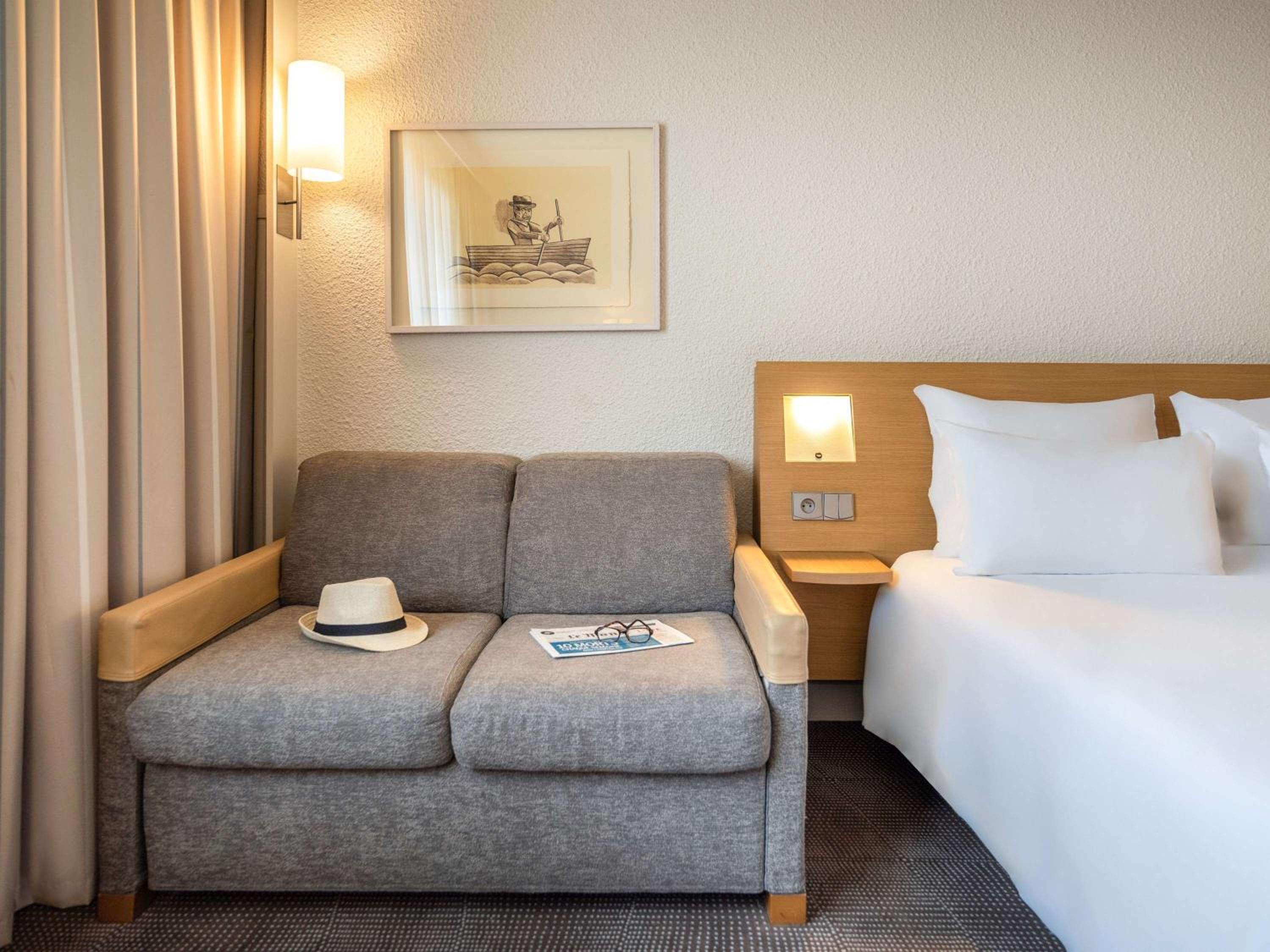 Executive Queen Room with Double Sofa Bed - Photo 15