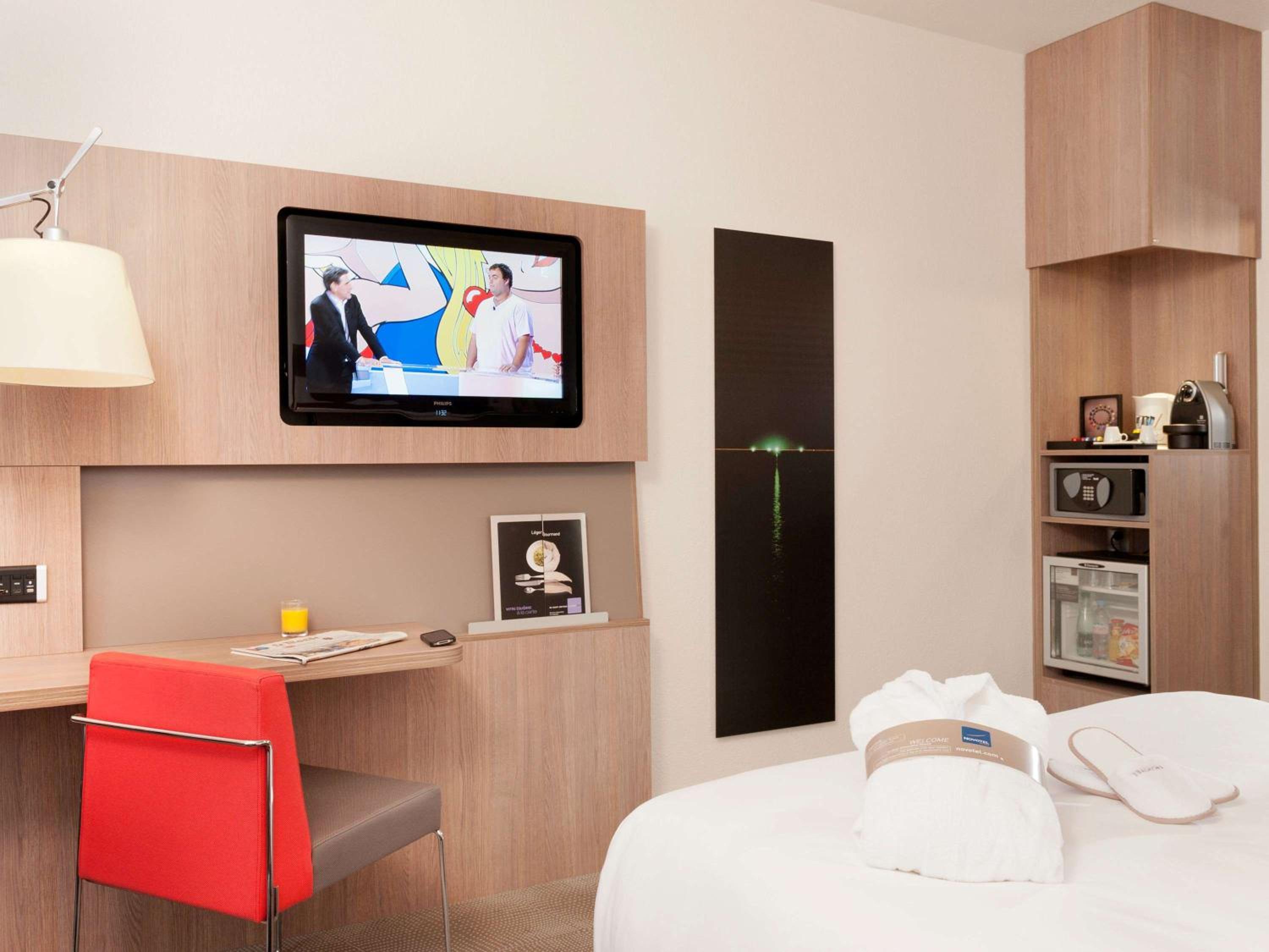 Executive Queen Room with Double Sofa Bed - Photo 13