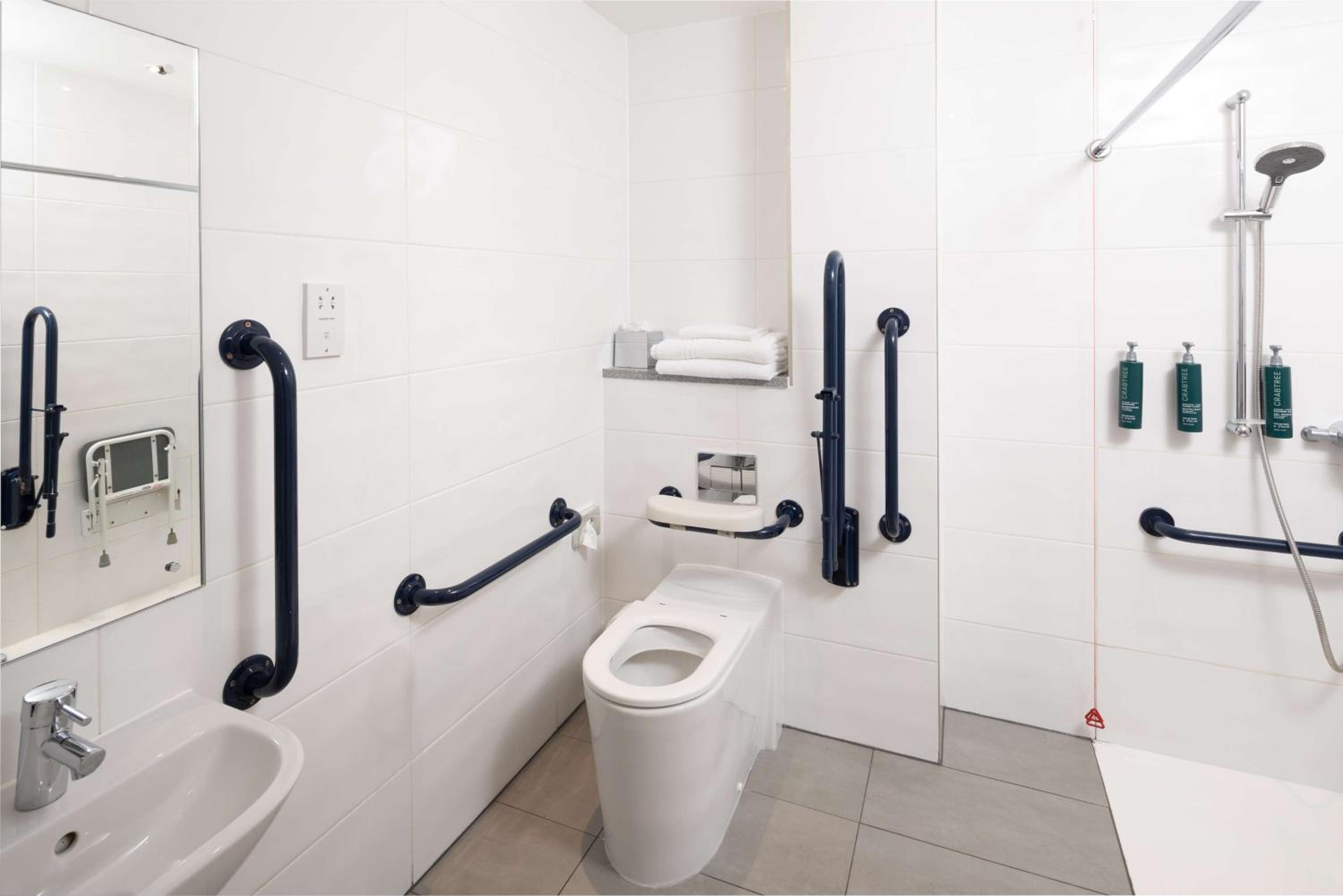 Twin Room - Mobility Accessible - Photo 4