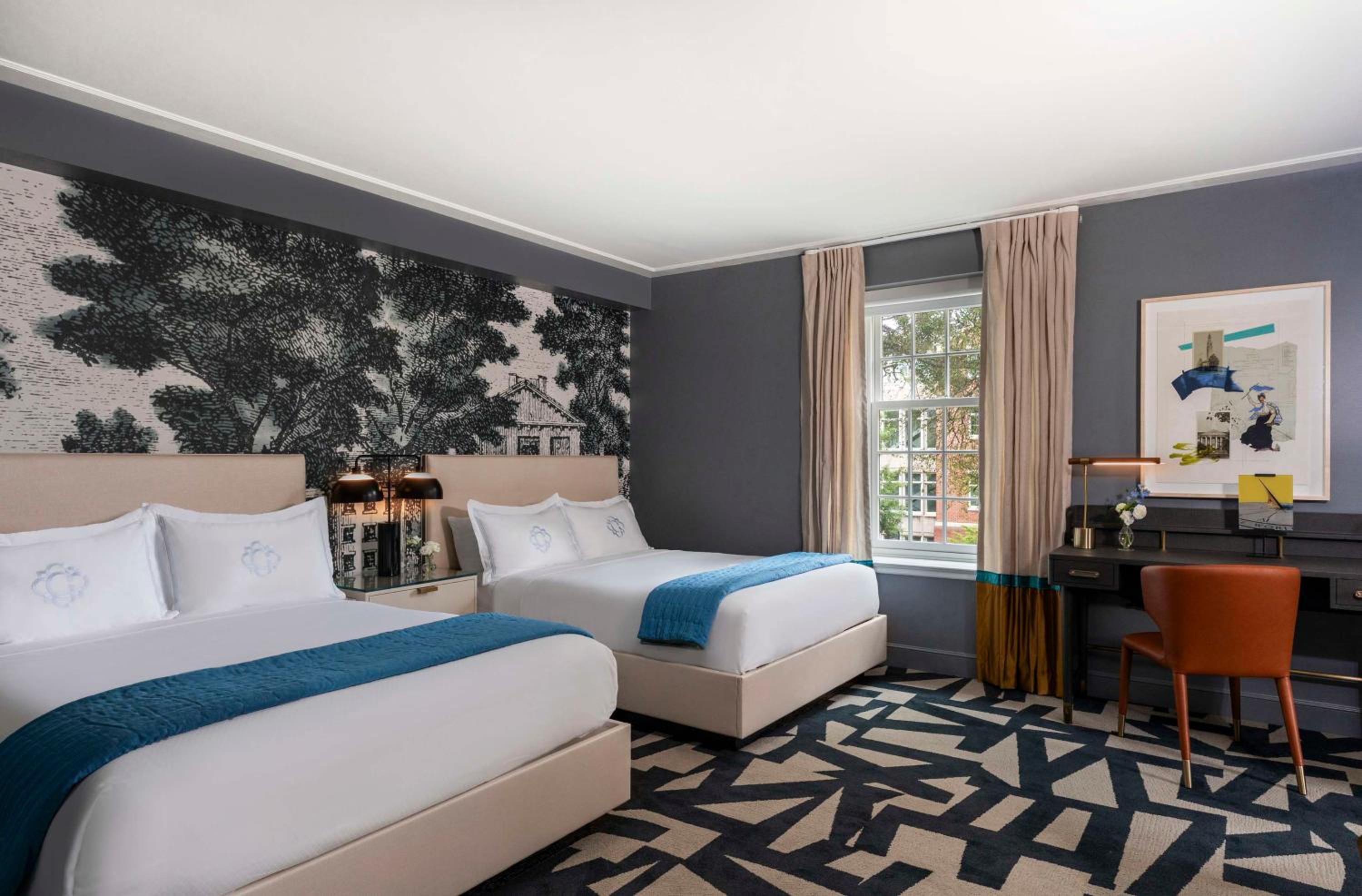 Queen Room with Two Queen Beds - Photo 4