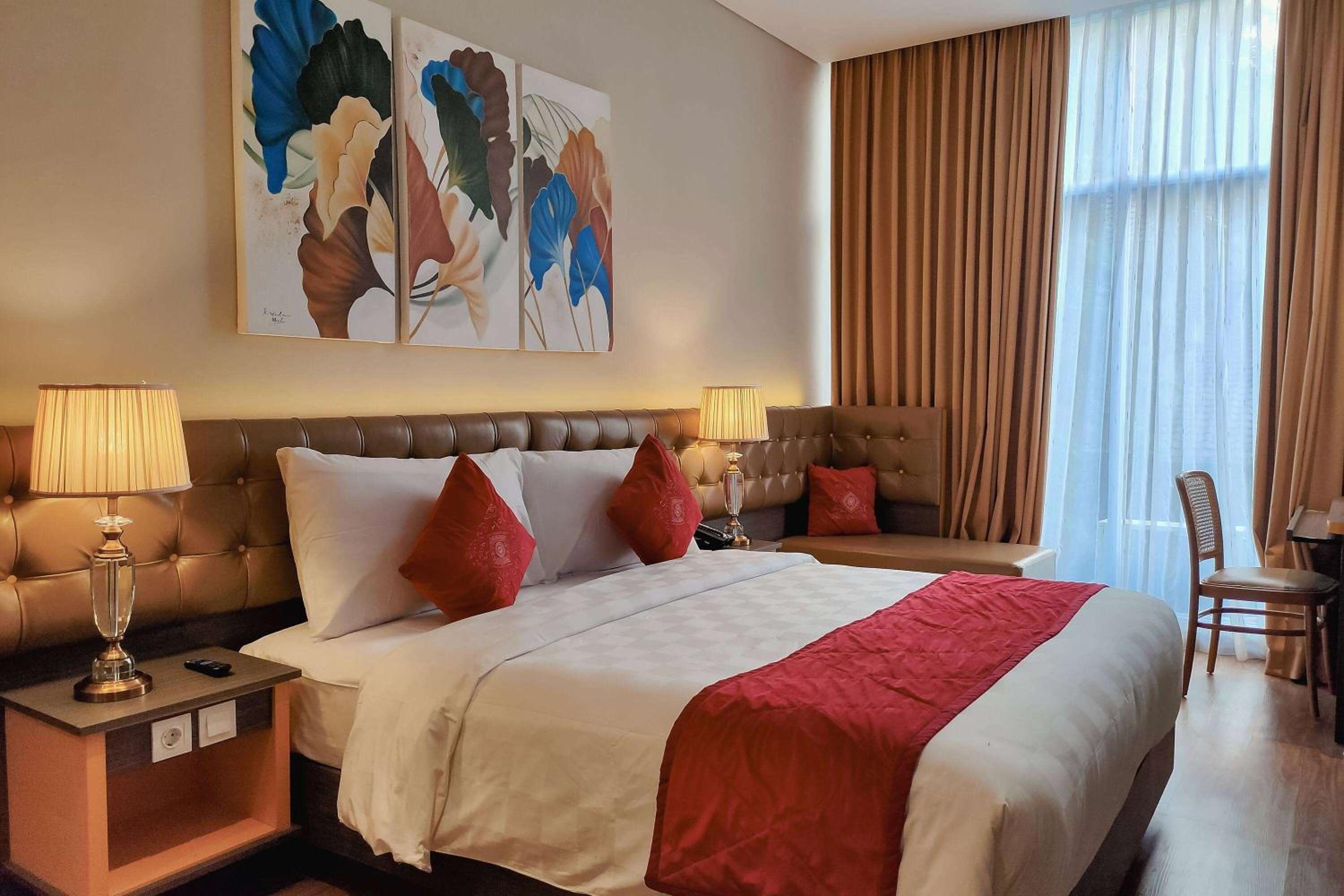 Deluxe King Room - Non-Smoking - Photo 1