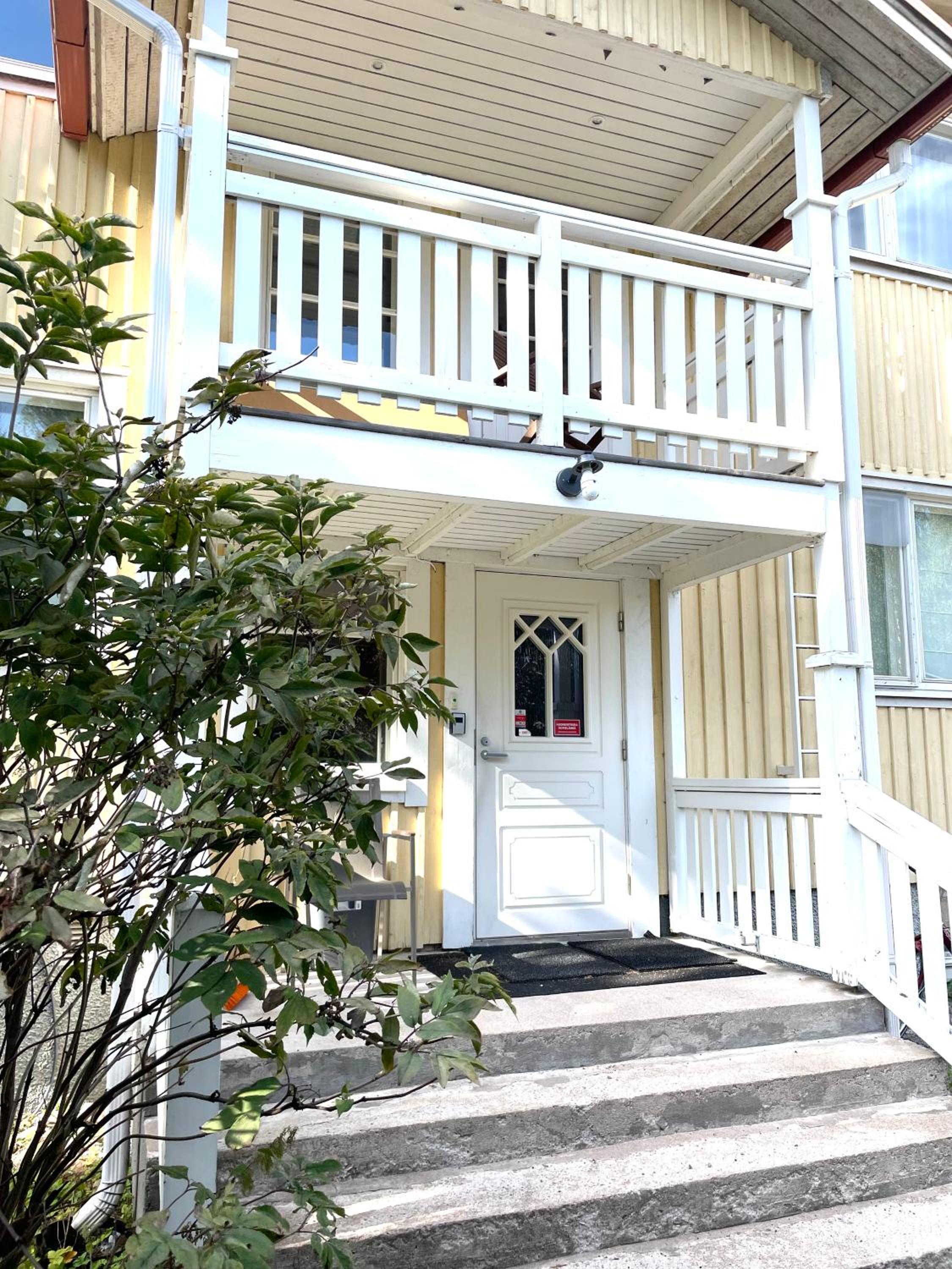 One-Bedroom Apartment with Lake View - Photo 12