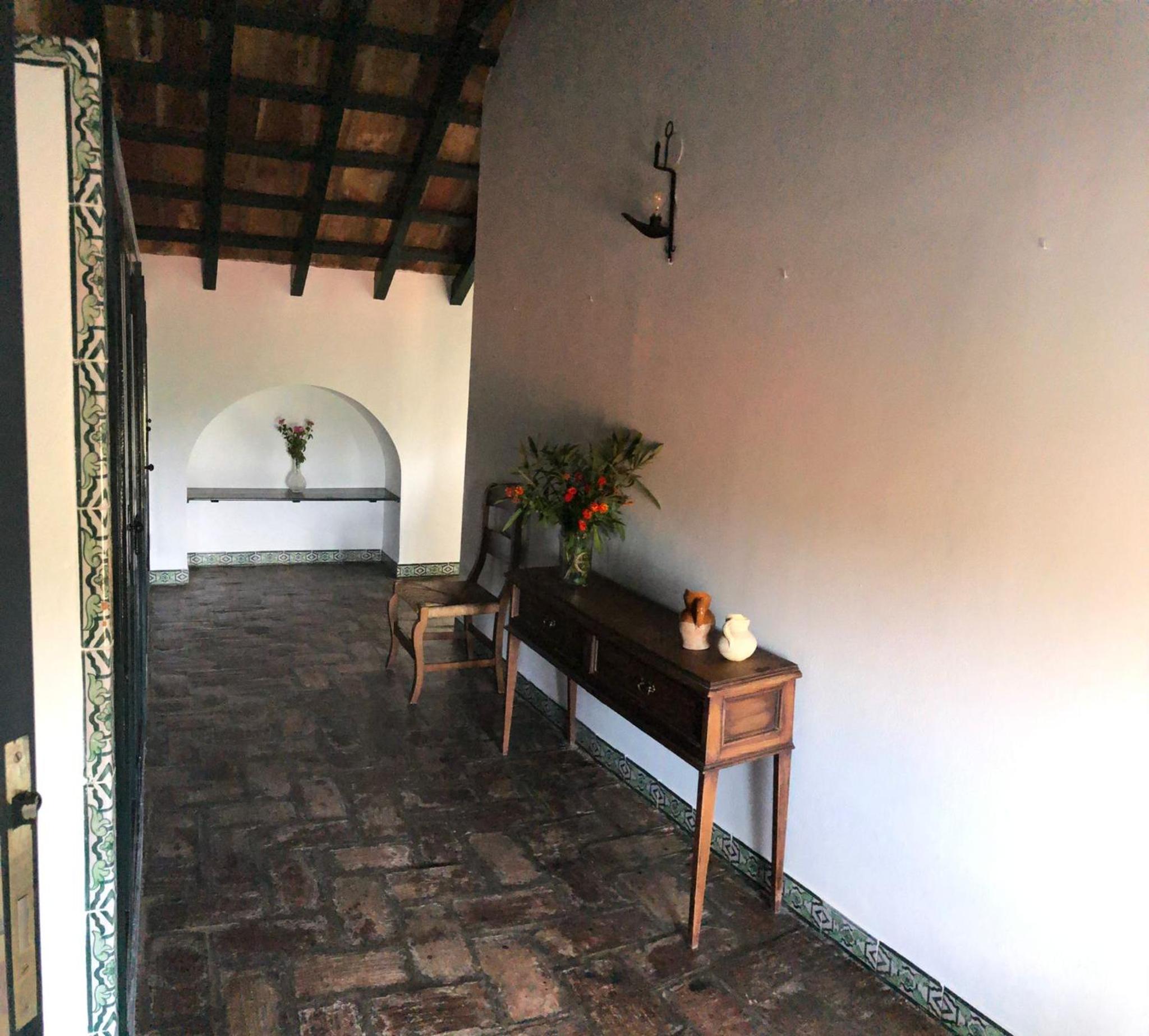 Eight-Bedroom House photo 2