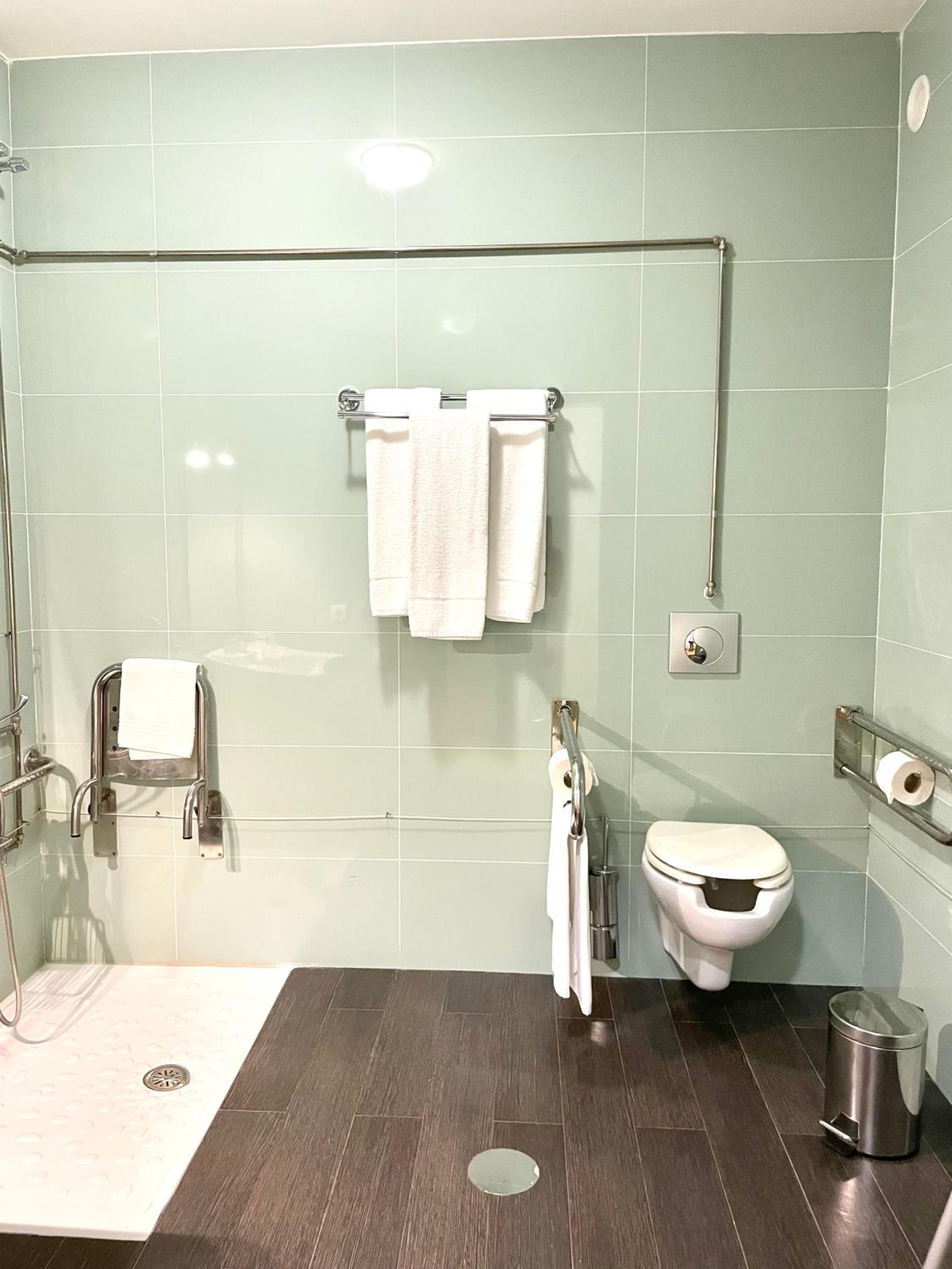 Twin Room - Disability Access photo 3